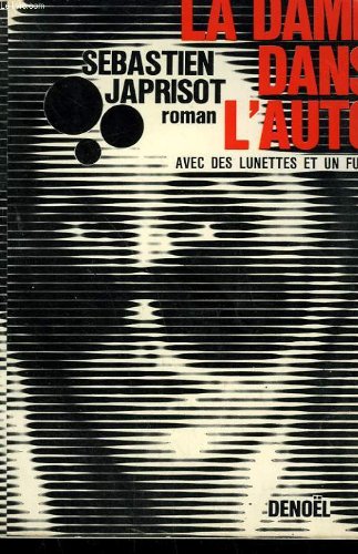 La dame dans l'auto avec des lunettes et un fusil.