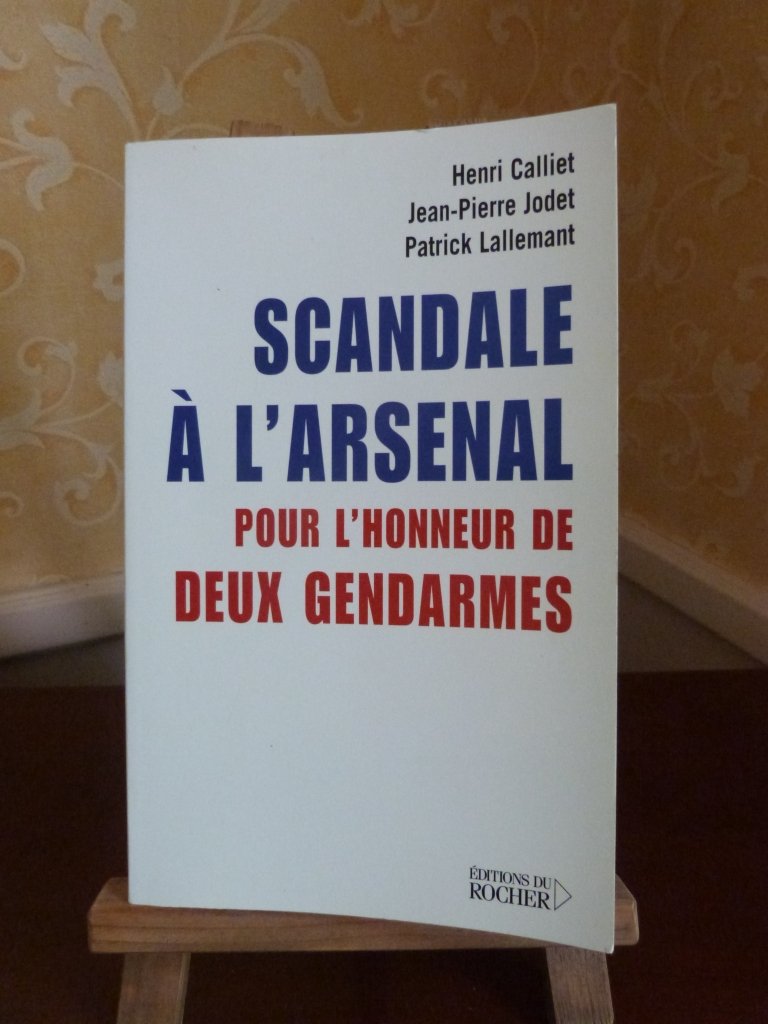 Scandale à l'arsenal: Pour l'honneur de deux gendarmes 9782268048352