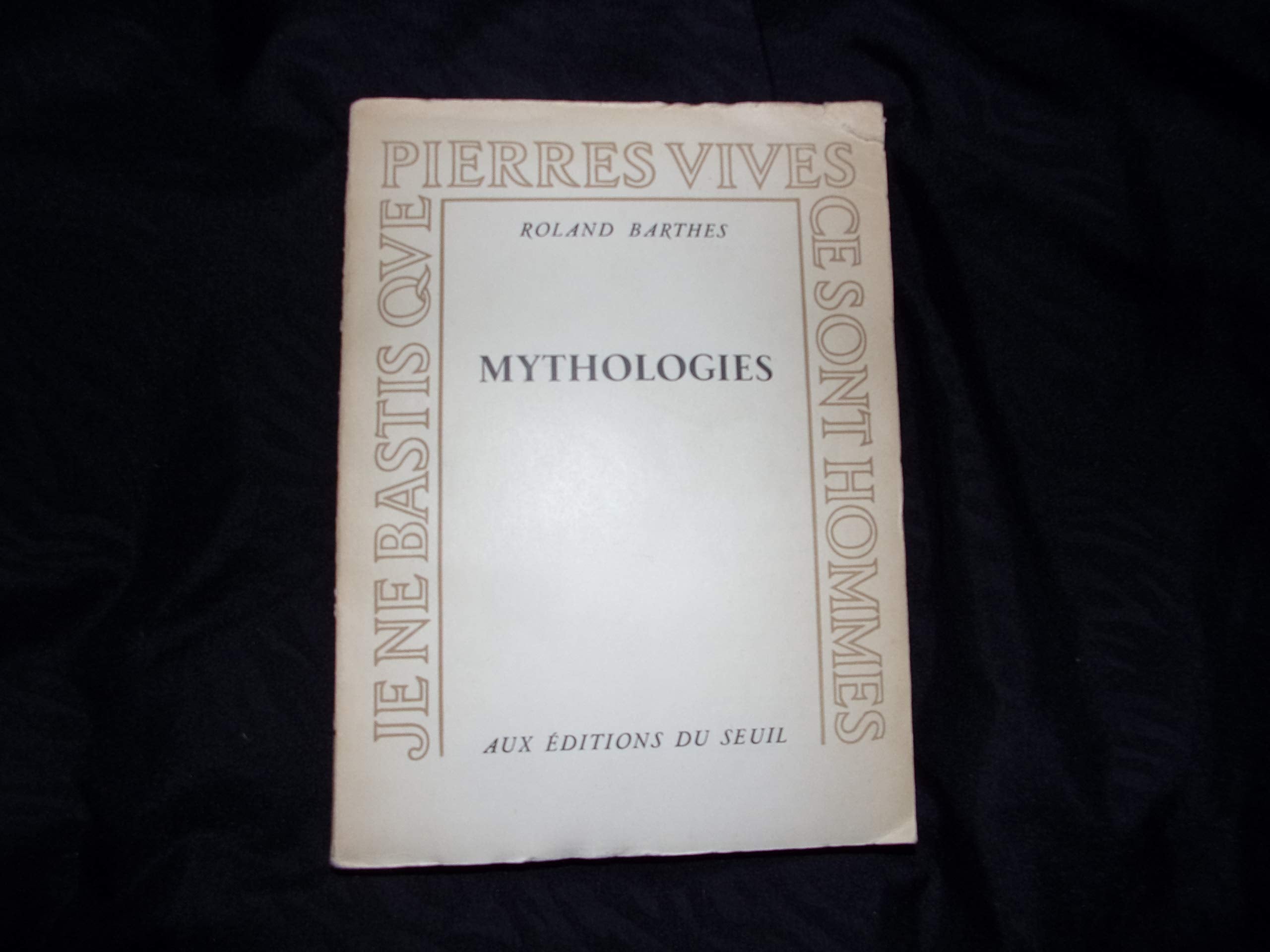 Mythologies. Editions du Seuil. Collection " Pierres Vives ". 1957. Broché. 270 pages. Edition originale sur papier d'édition. ( )