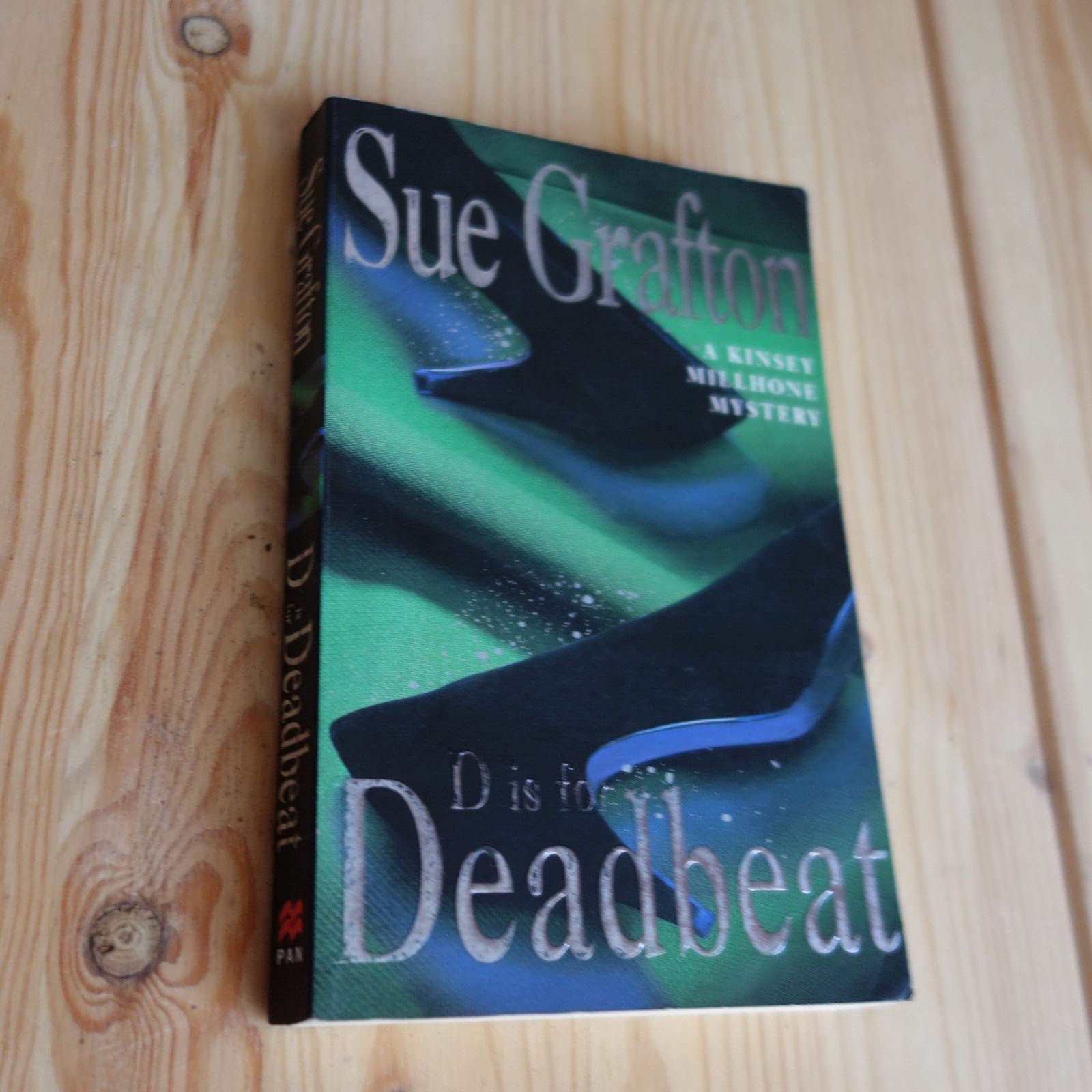 D is for Deadbeat: A Kinsey Millhone Mystery 9780330315852