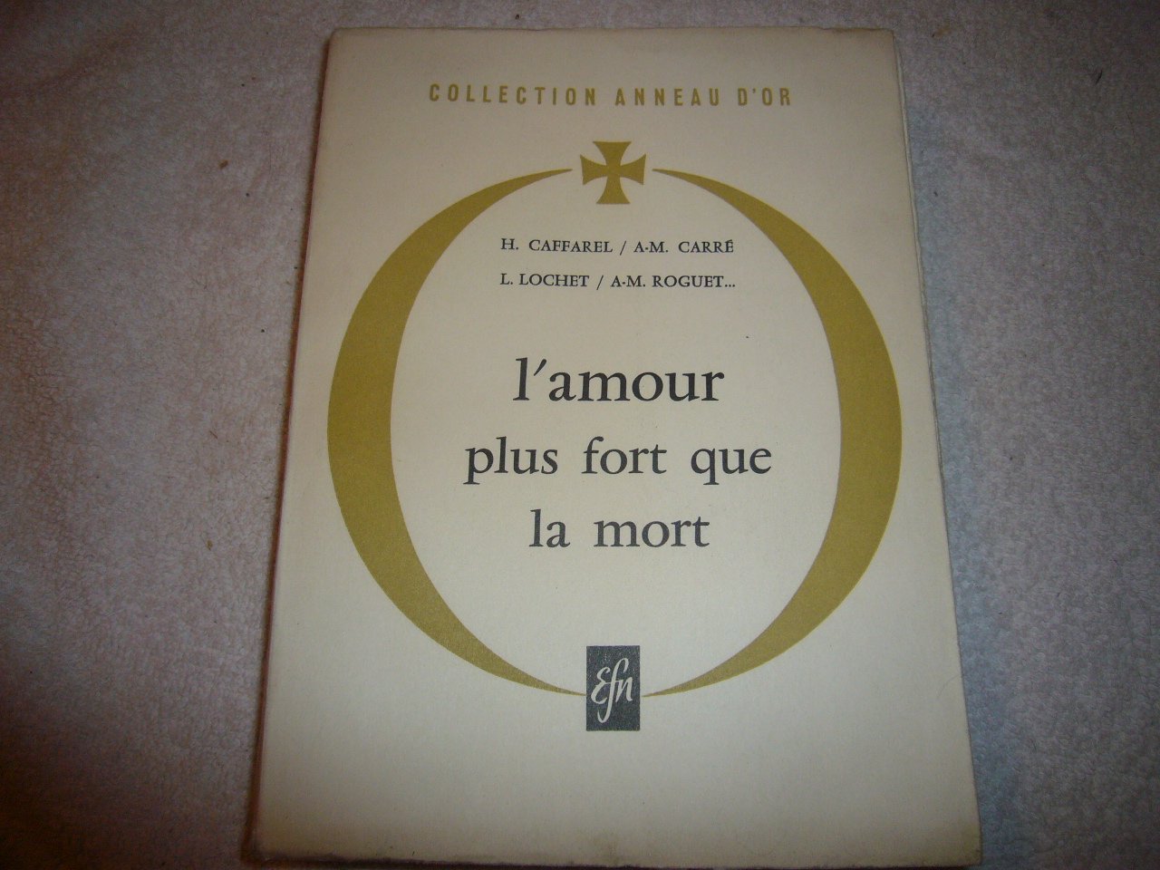 L'Amour plus fort que la mort : Par H. Caffarel, A.-M. Carré, L. Lochet, A.-M. Roguet... les P. Louvel, Camelot, etc. Avant-propos de Jeanne Hudault