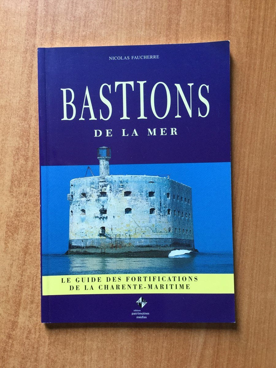 Bastions de la mer: Le guide des fortifications de la Charente-Maritime 9782910137090