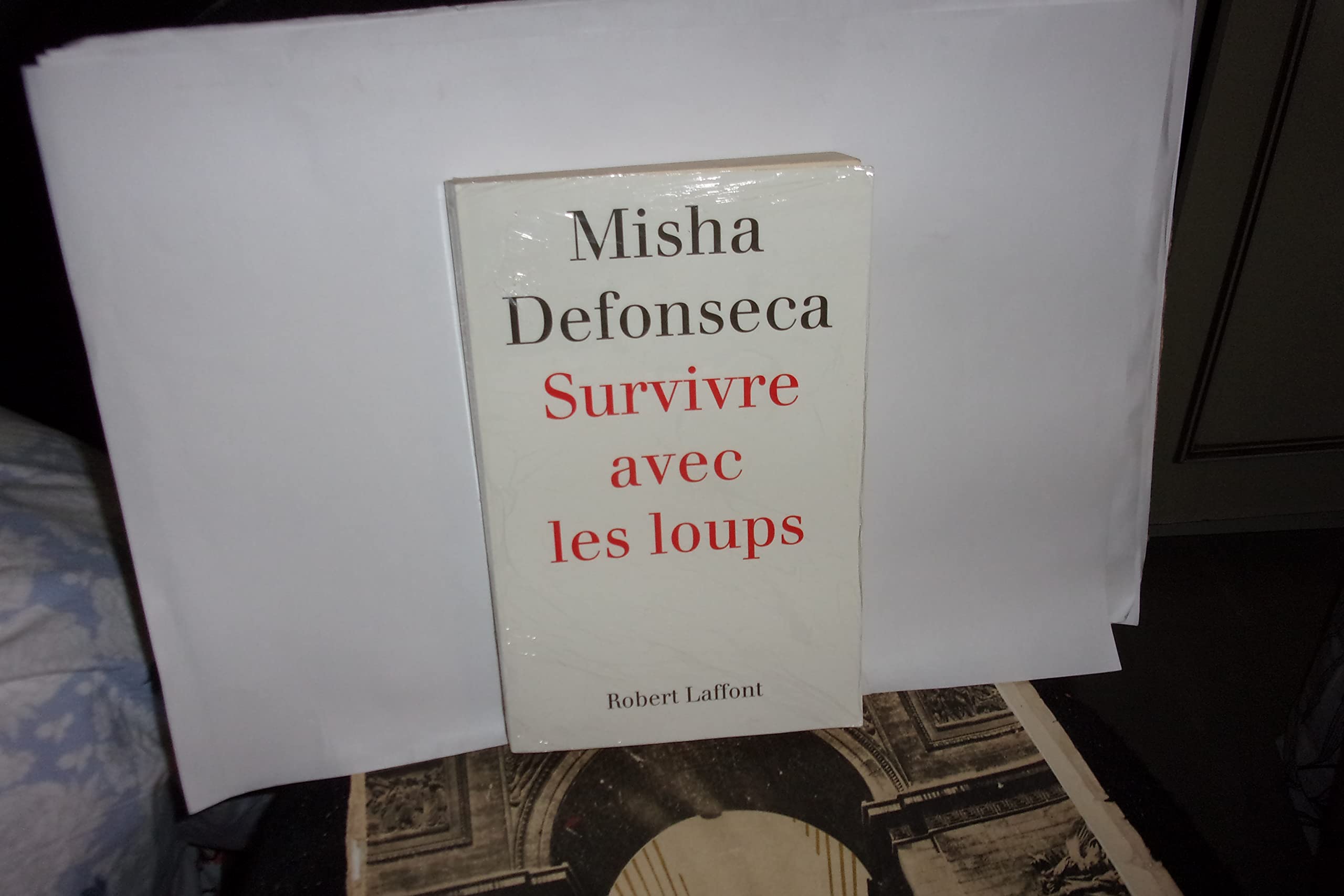 Survivre avec les loups: De la Belgique à l'Ukraine, une enfant juive à travers l'Europe nazie, 1941-1944 9782221085776