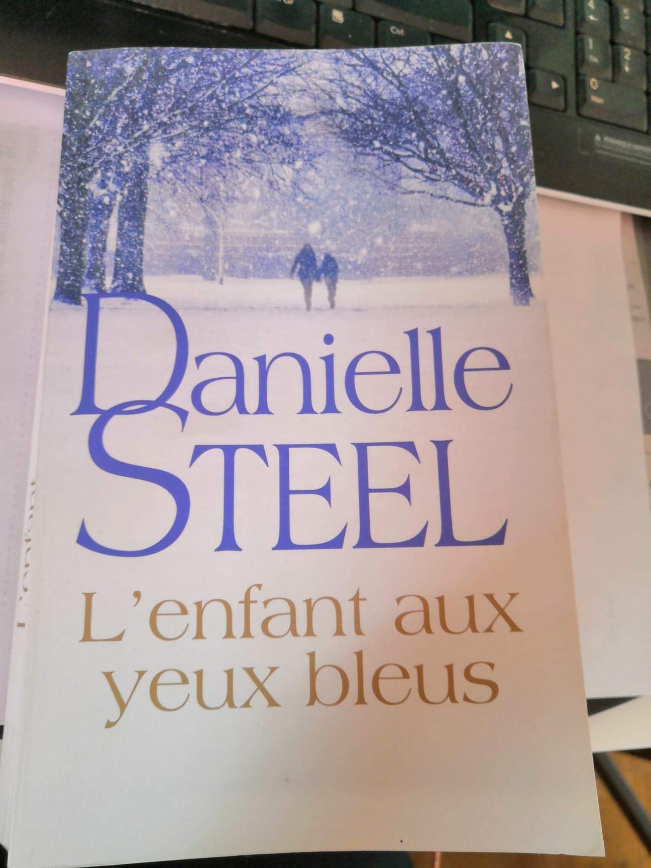 L'ENFANT AUX YEUX BLEUS 9782298136654