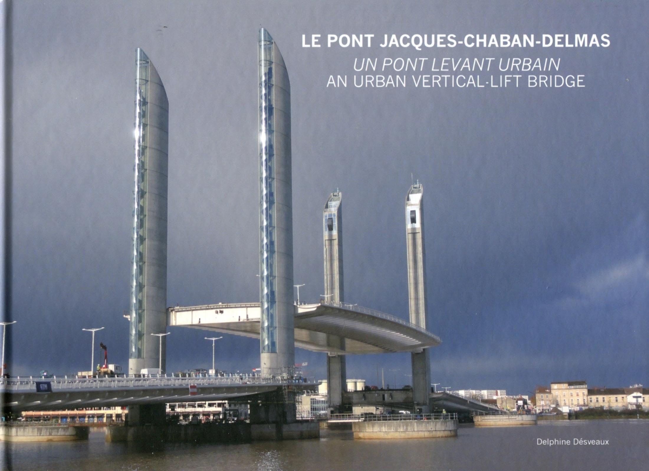 Le pont Jacques-Chaban-Delmas : Un pont levant urbain. An urban vertical-lift bridge 9782357332423