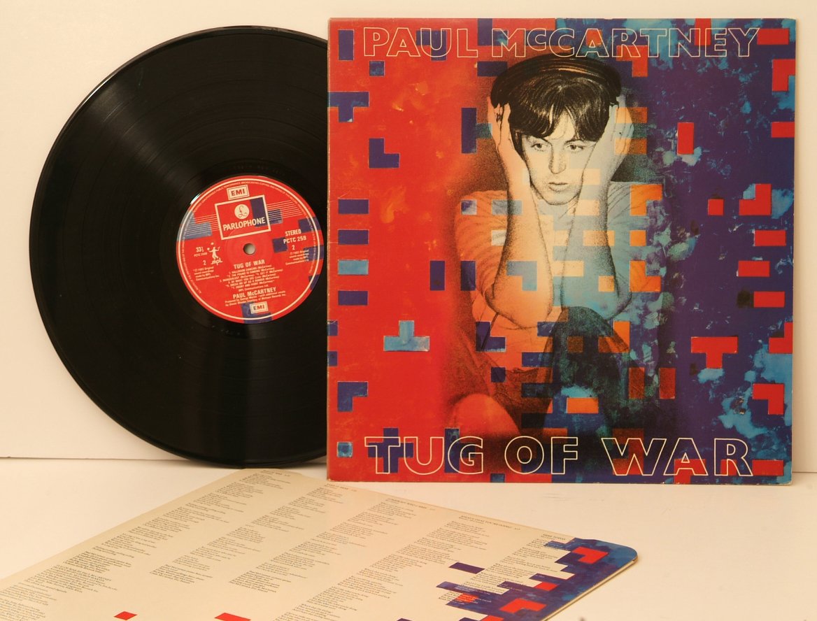 PAUL MCCARTNEY, tug of war. Top copy. First UK pressing. 1982. Record label: Parlophone 5942439995753