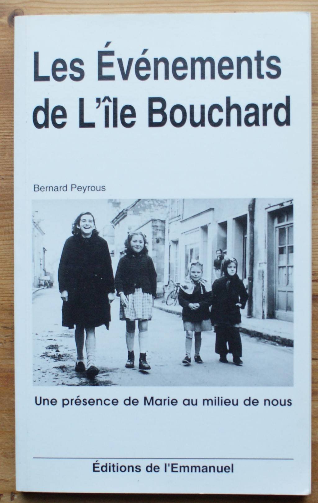 Les Evénements de l'île Bouchard : Une présence de Marie au milieu de nous 9782911036590