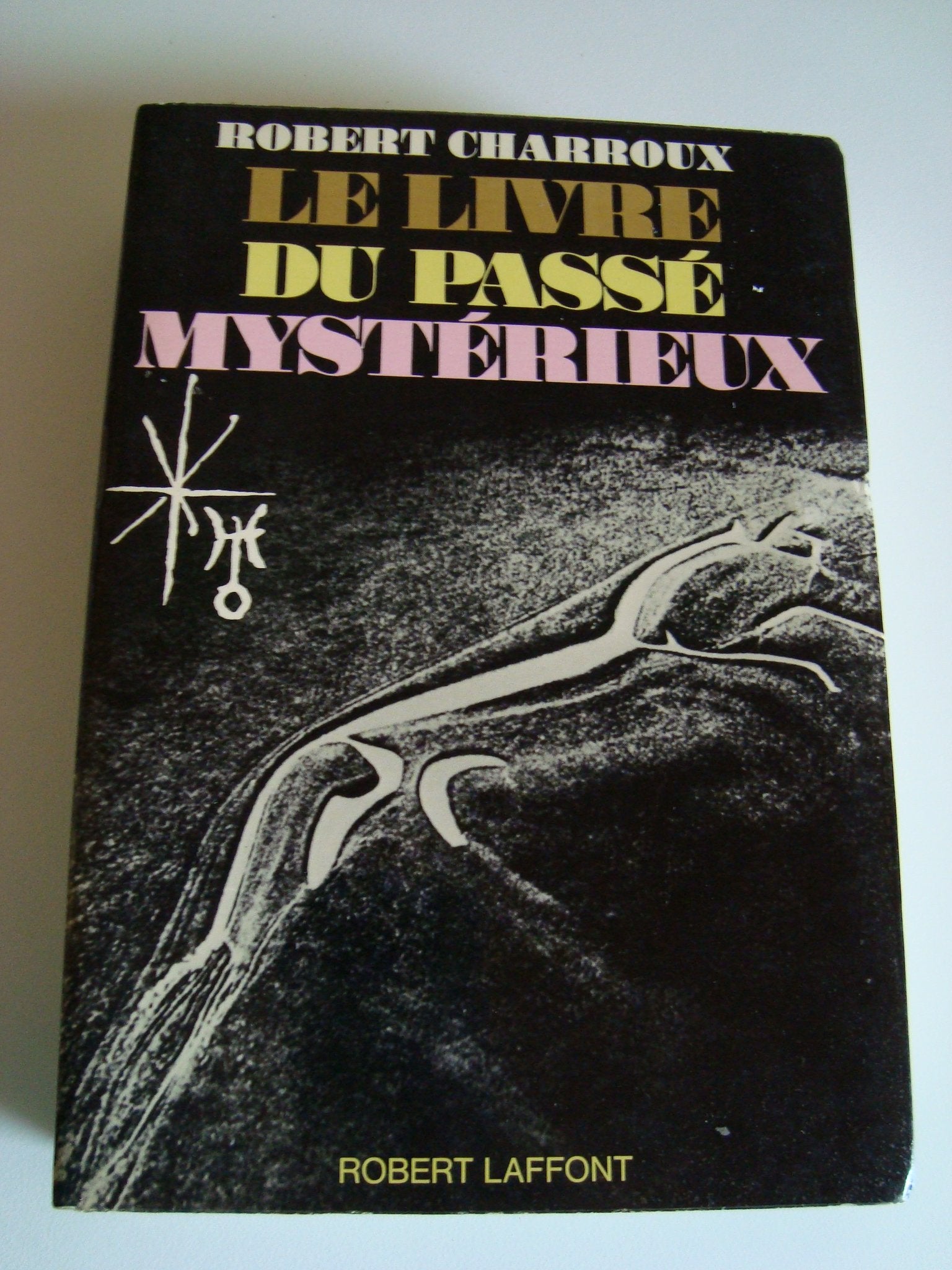 LE LIVRE DU PASSE MYSTERIEUX