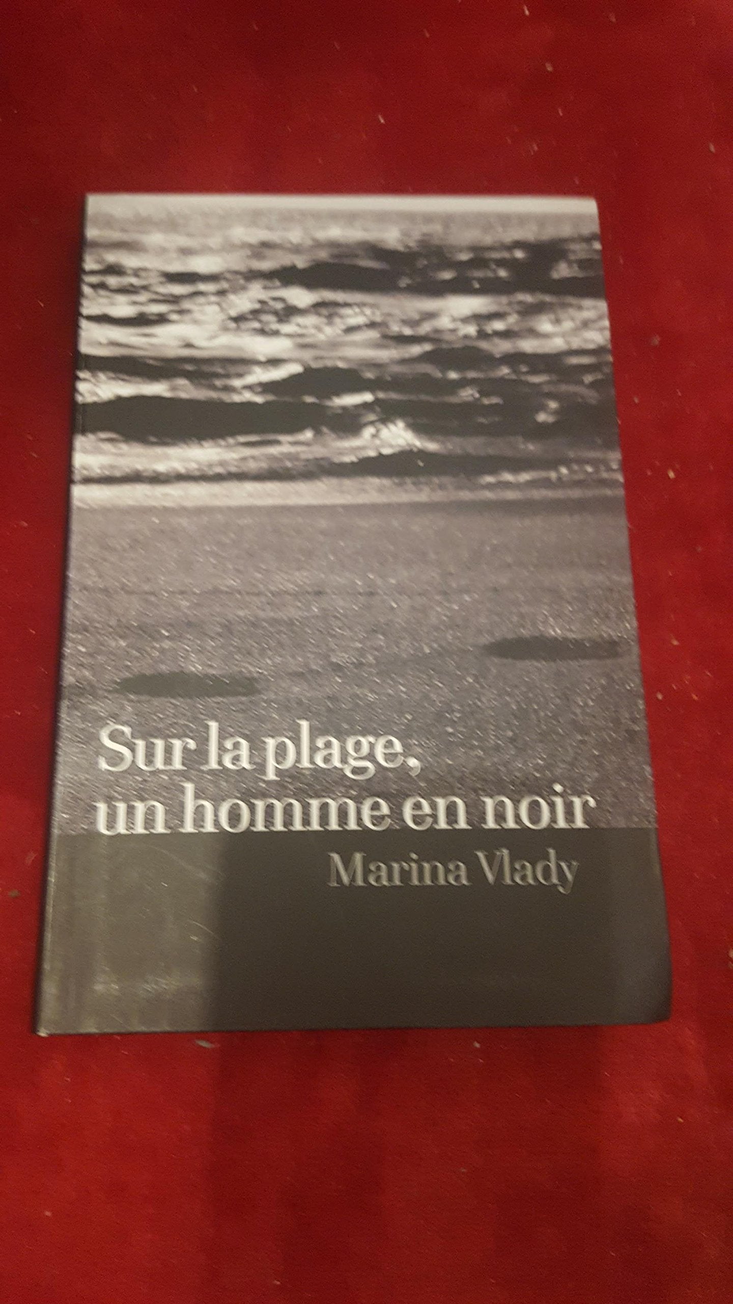 Sur la plage, un homme en noir 9782286021085