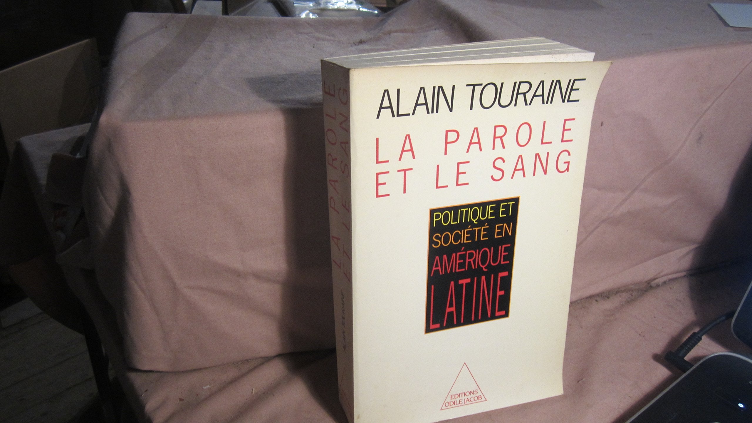La Parole et le sang: Politique et société en Amérique latine 9782738100252