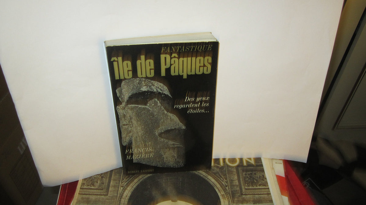 Fantastique île de Pâques. Robert Laffont. 1965. Broché. 231 pages. Photographies de l'auteur. Dos légèrement fendu. (Esotérisme. )