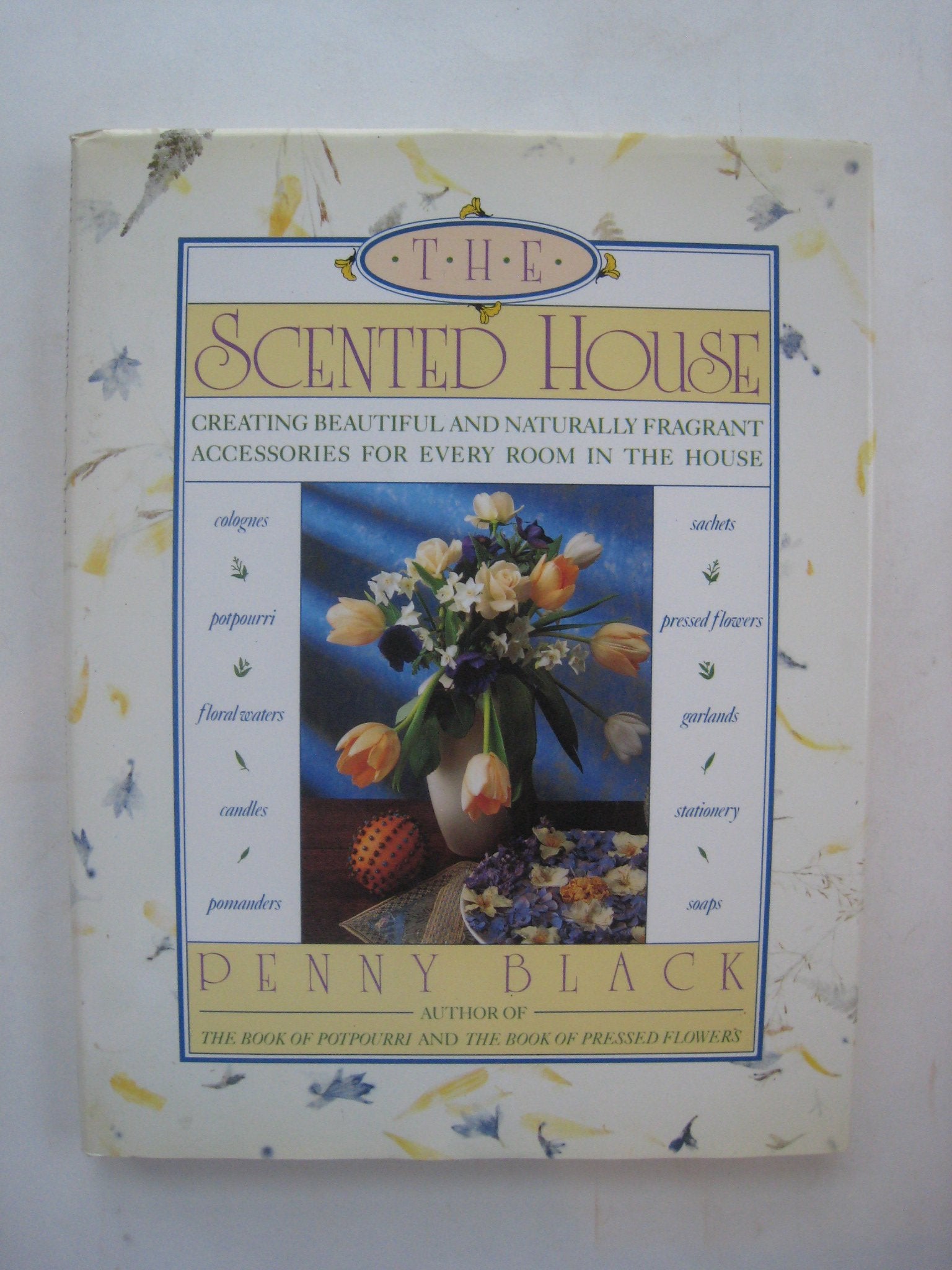 The Scented House: Creating Beautiful and Naturally Fragrant Accessories for Every Room in the House 9780671705220