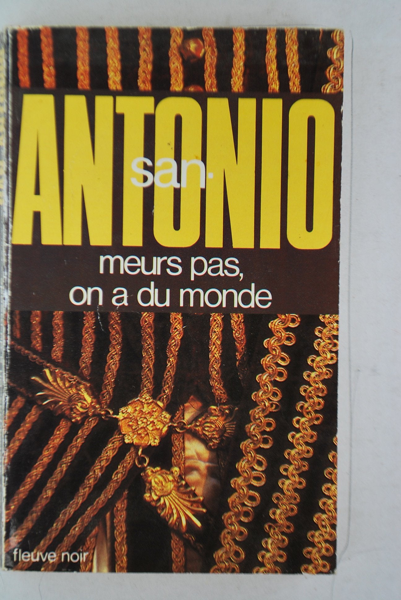 Meurs pas on a du monde 9782265029897