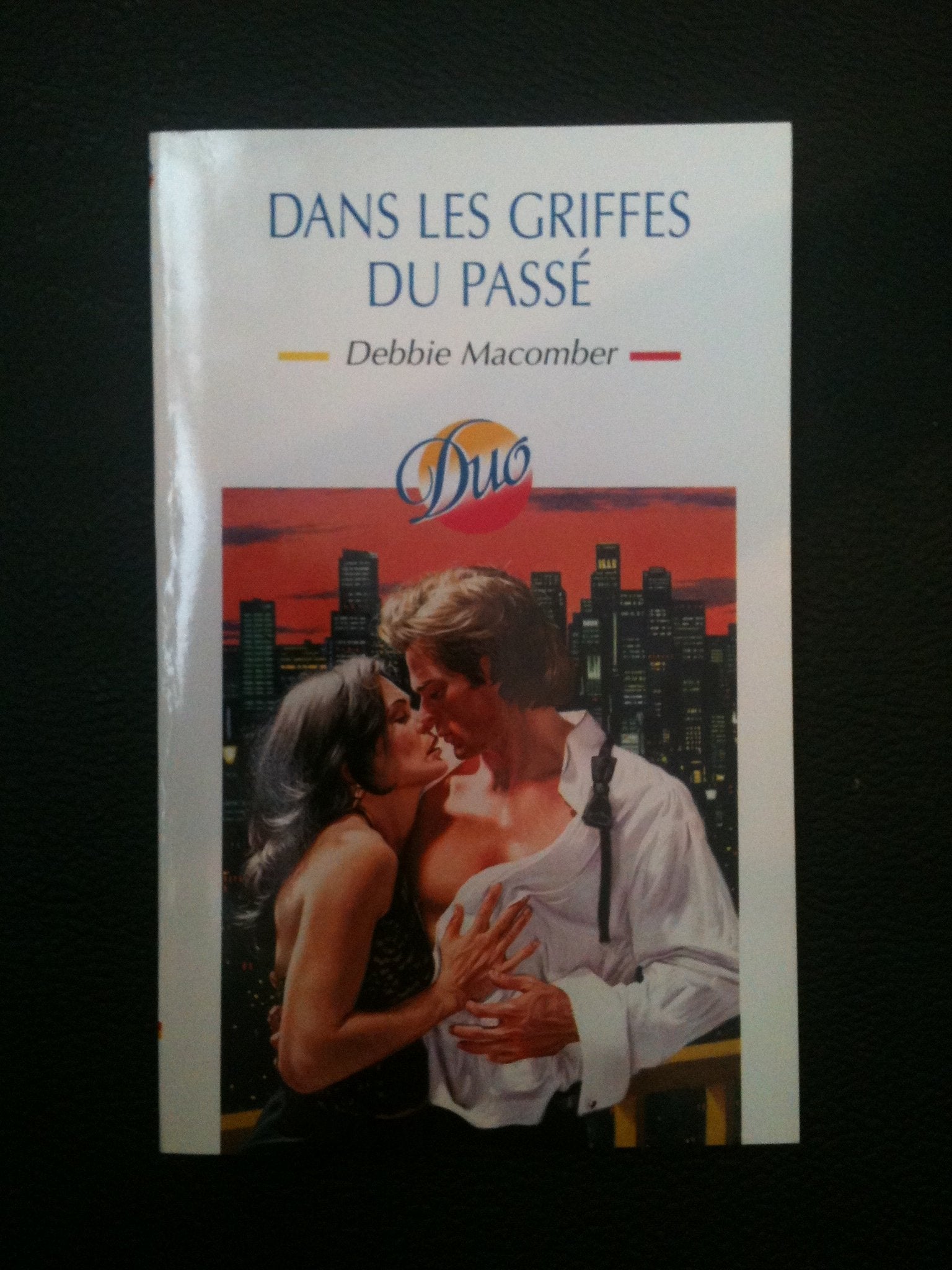 DANS LES GRIFFES DU PASSE 9782280825610