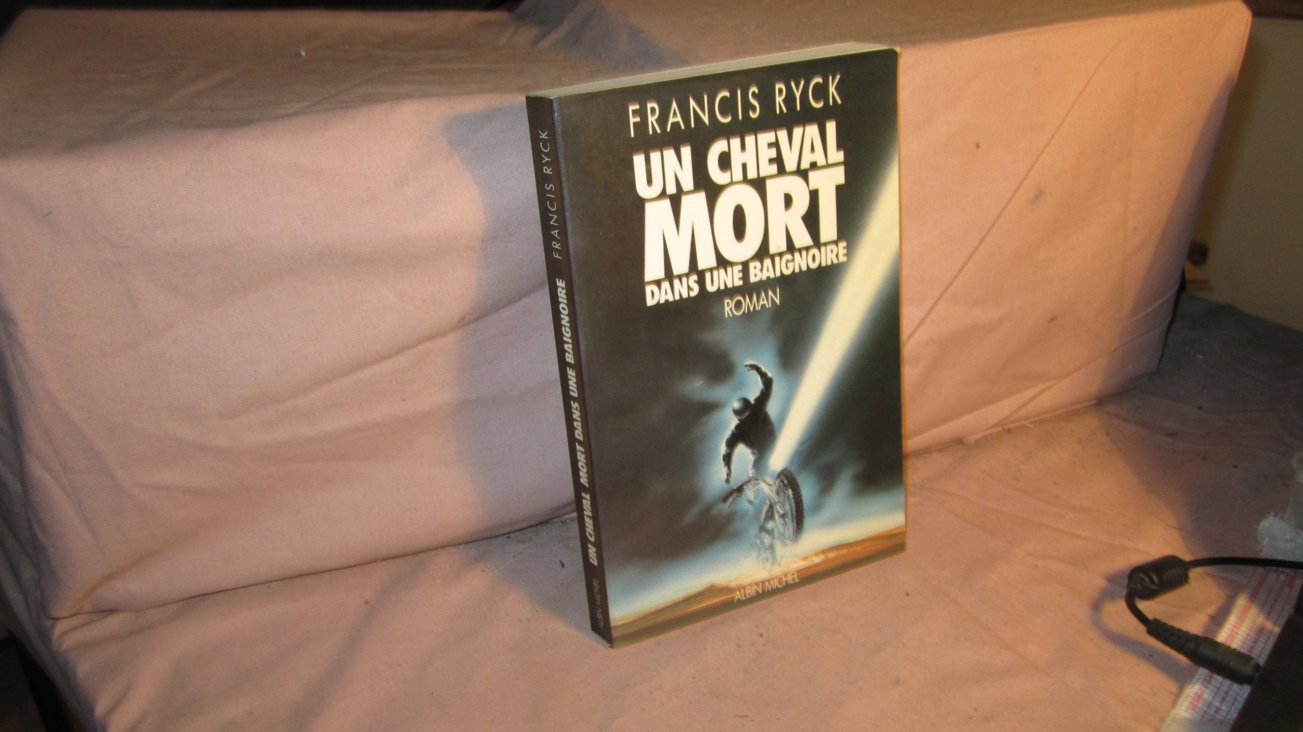 Un cheval mort dans une baignoire 9782226026033