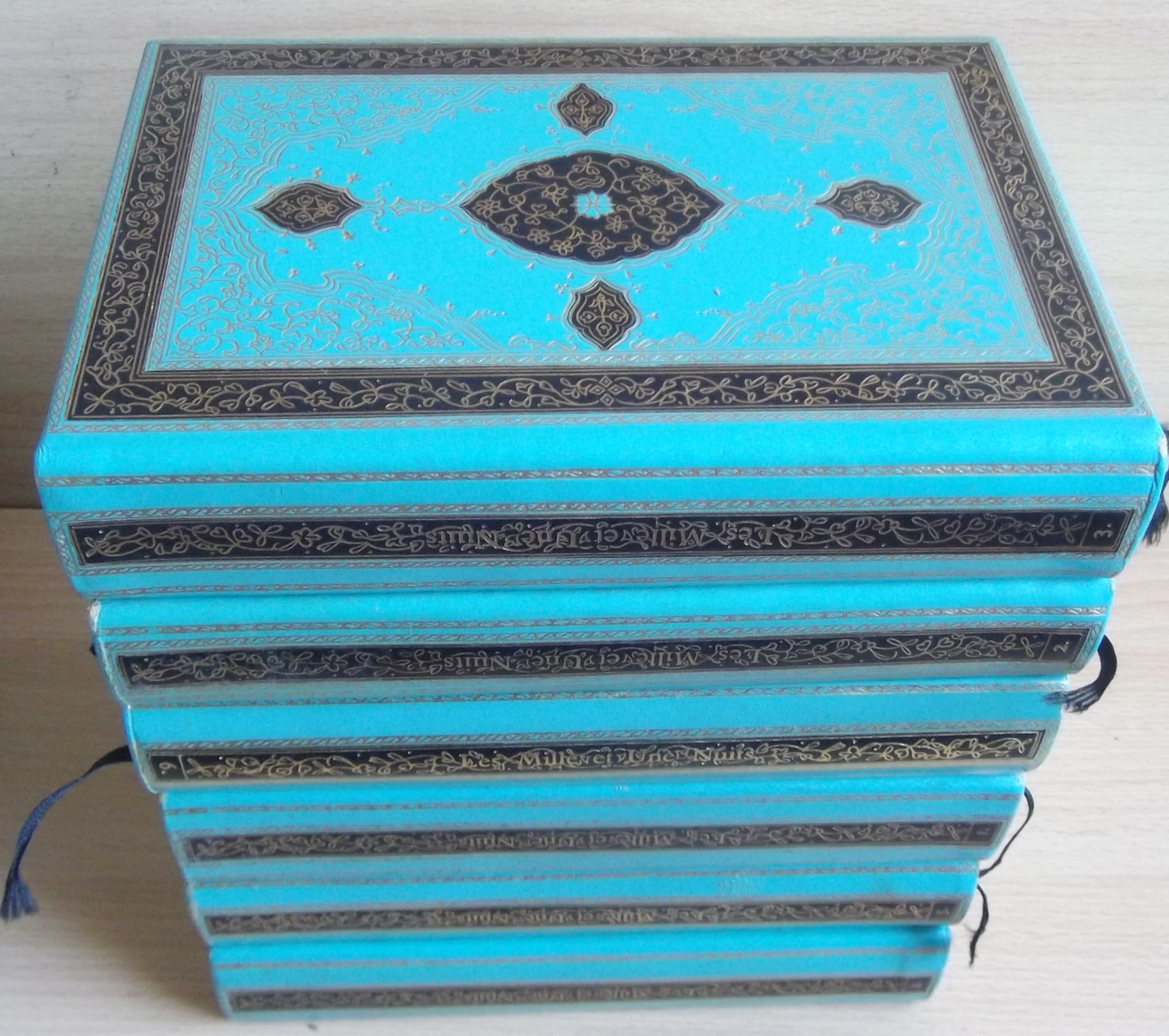Le Livre des Mille et Une Nuits. 6 Volumes ( complet ). Traduction de Armel Guerne. Le Club Français du Livre. 1968. Reliure plein cuir bleu turquoise, dos et plats ornés d'arabesques noir et or, rhod