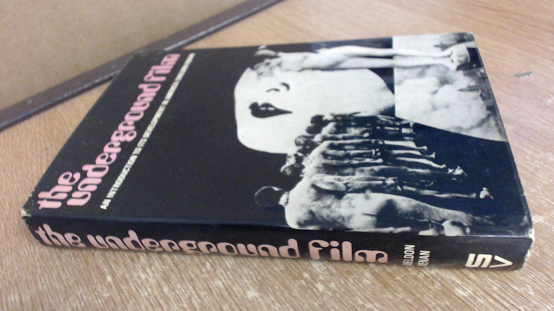 The underground film: An introduction to its development in America 9780289370612