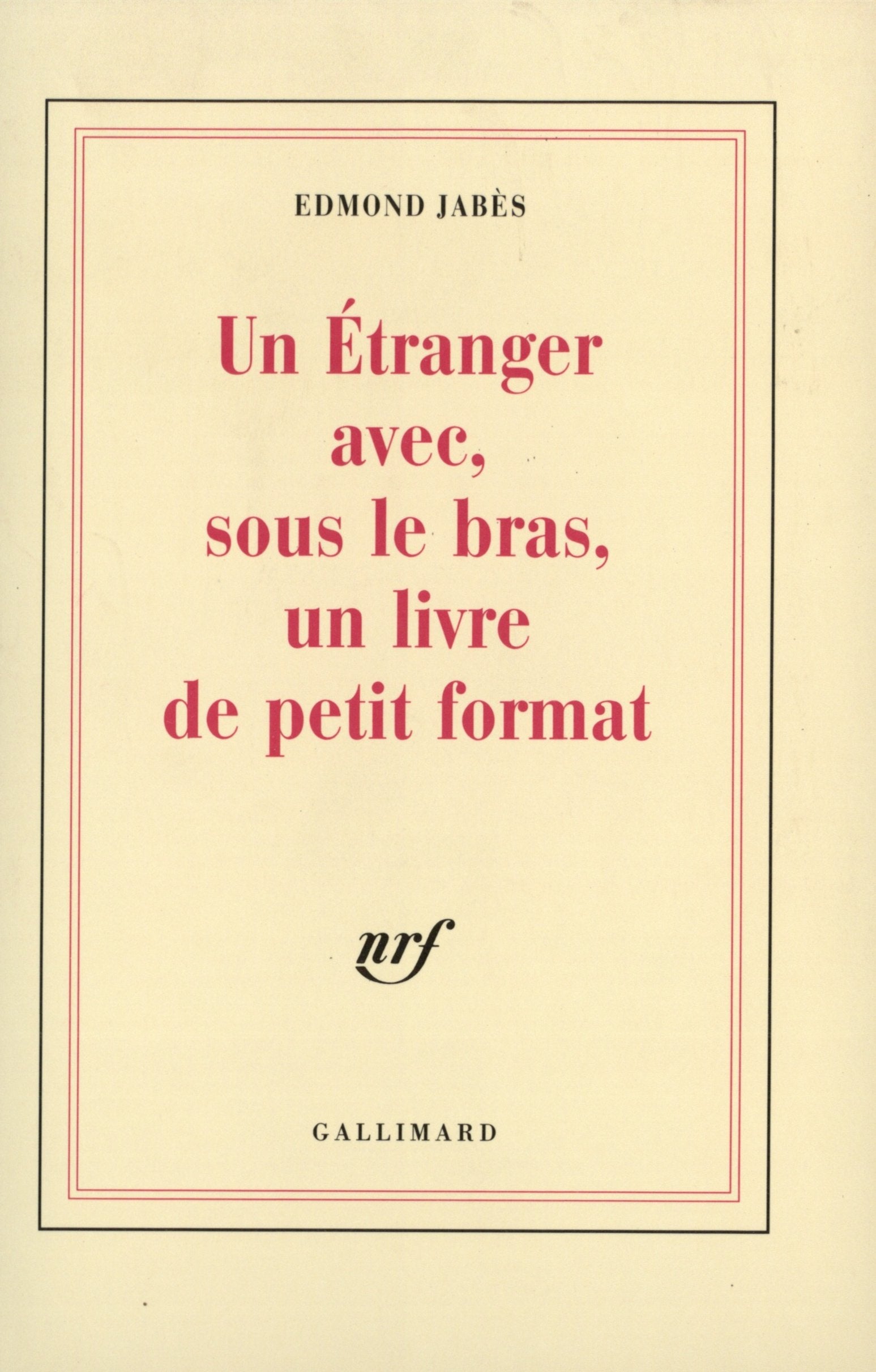 Un Étranger avec, sous le bras, un livre de petit format 9782070716029