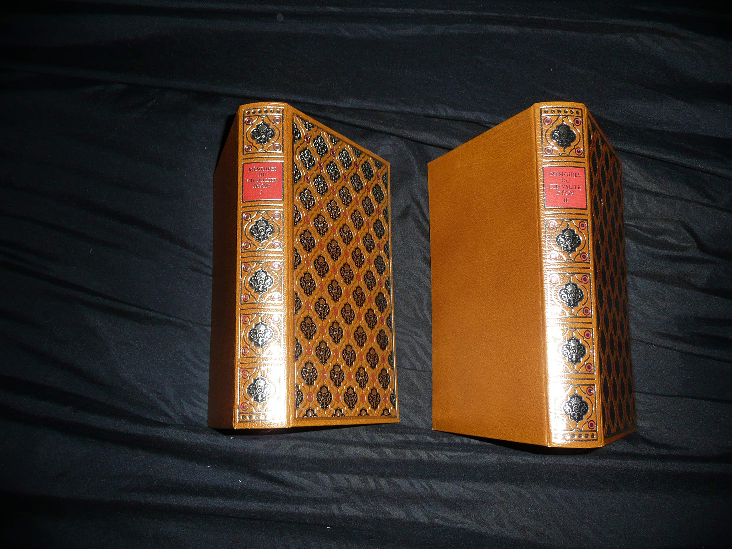 Mémoires du chevalier d'eon capitaine de dragons, chevalier de saint-louis, ministre plénipotentiaire de France à la cour d'Angleterre , tome 1 et 2