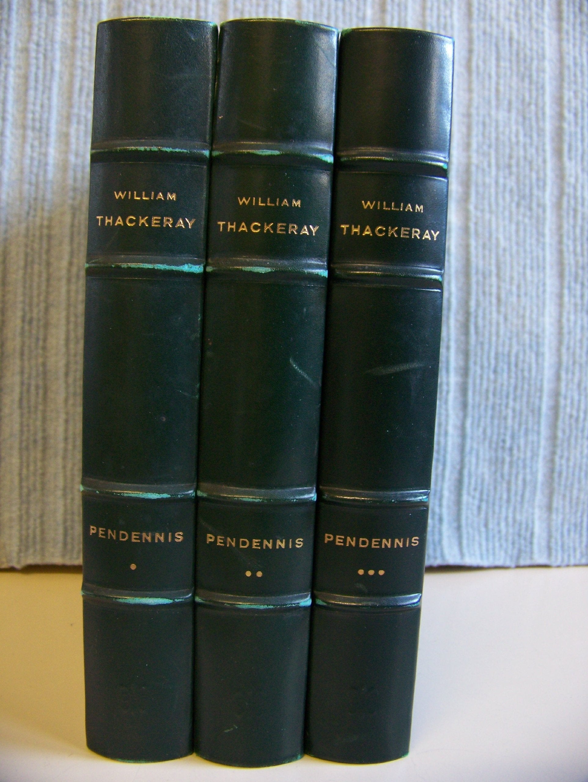 Pendennis. traduit de l'anglais par anatole rivoallan. illustré par berthold mahn.