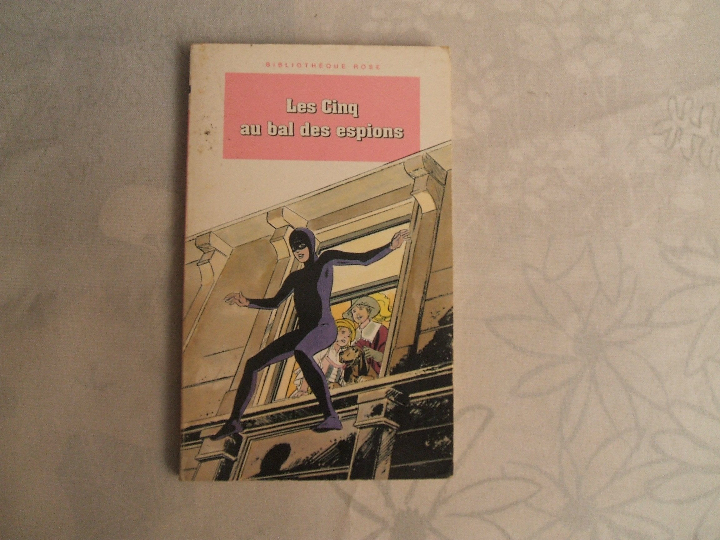 Les Cinq au bal des espions: Une nouvelle aventure des personnages créés par Enid Blyton 9782010212833