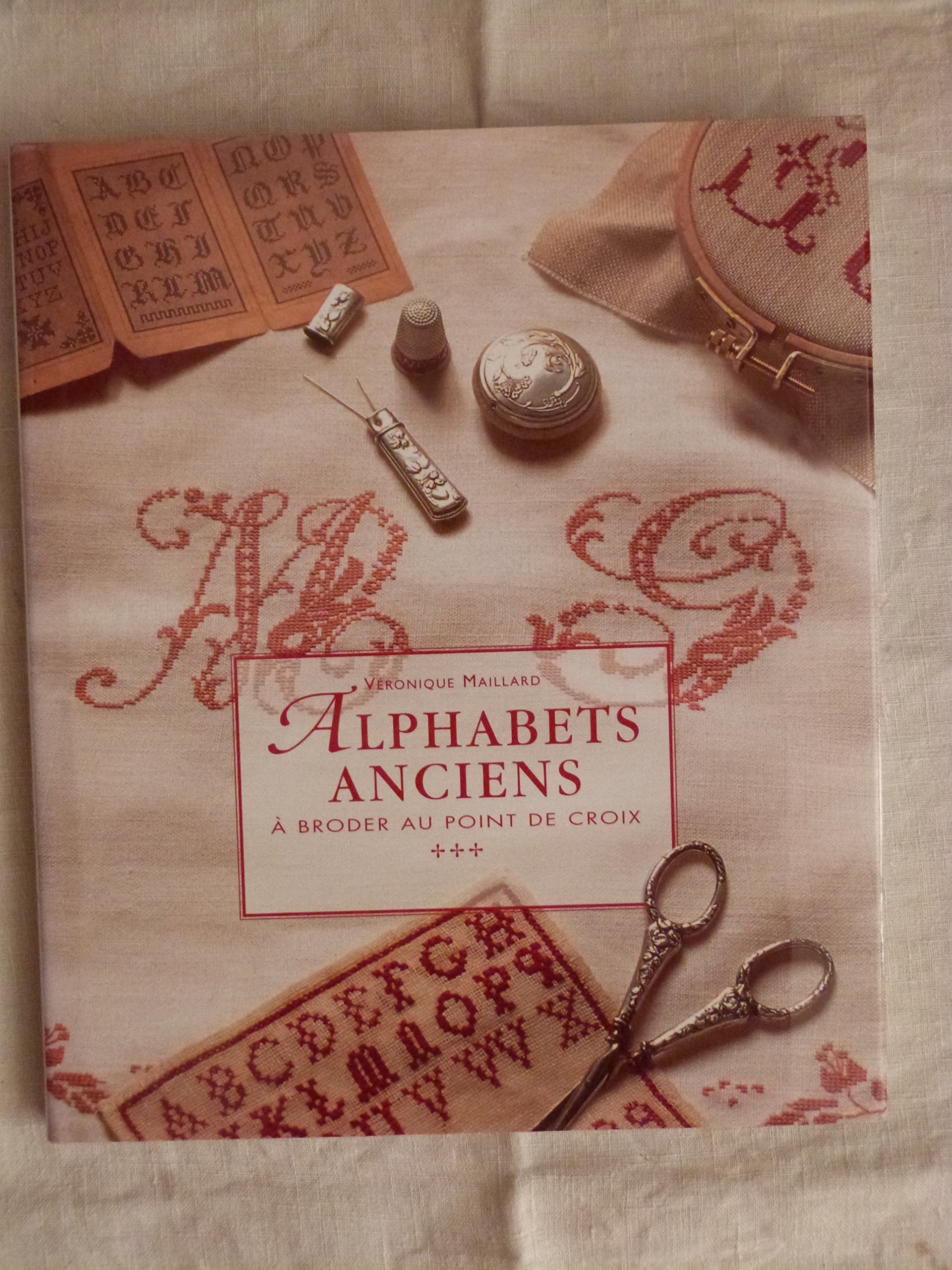 Alphabets anciens à broder au point de croix 9782702893821