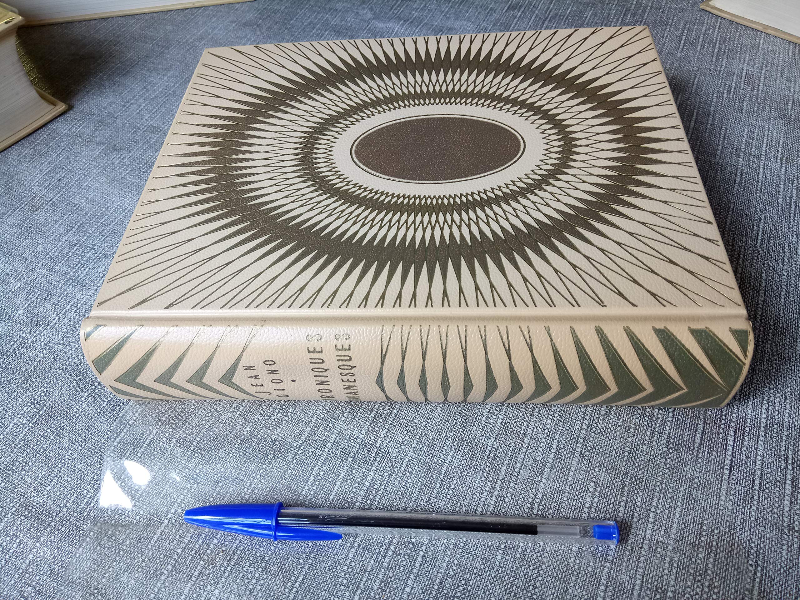 Jean Giono. Chroniques romanesques : . La Nuit du 24 décembre 1826. Une Histoire d'amour. Un Roi sans divertissement. Noé. Le Moulin de Pologne. Les Ames fortes. Les Grands chemins. Avec 32 aquarelles