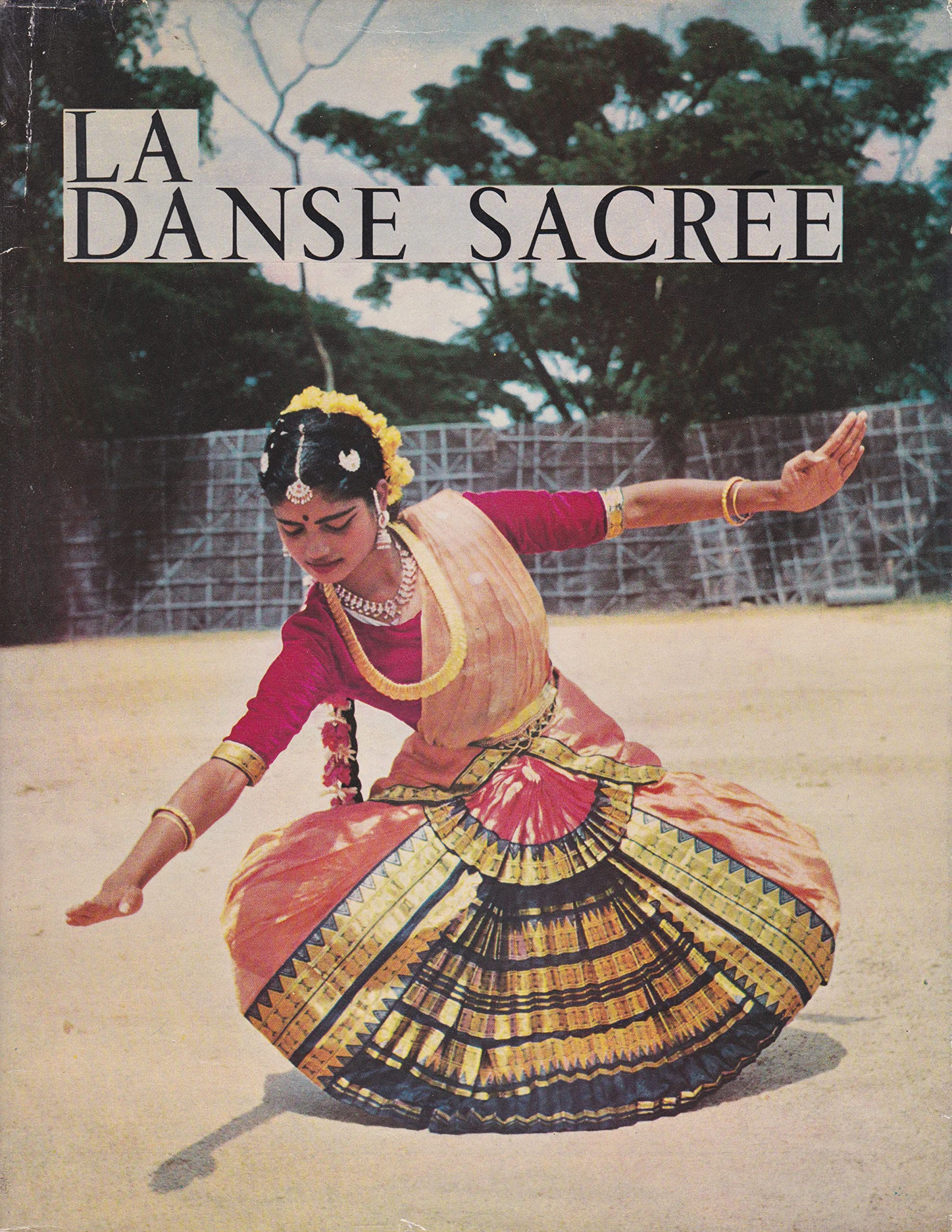 LA DANSE SACREE DE L'INDE. préface de Shri Natakala Visarada Pandanallour Chockalingam Pillai; Photos et croquis de l'auteur.