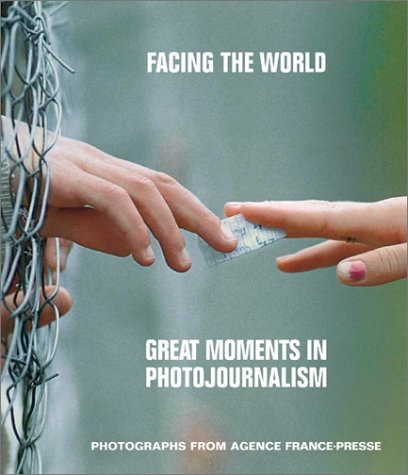 Facing the World: Great Moments in Photojournalism 9780810903852