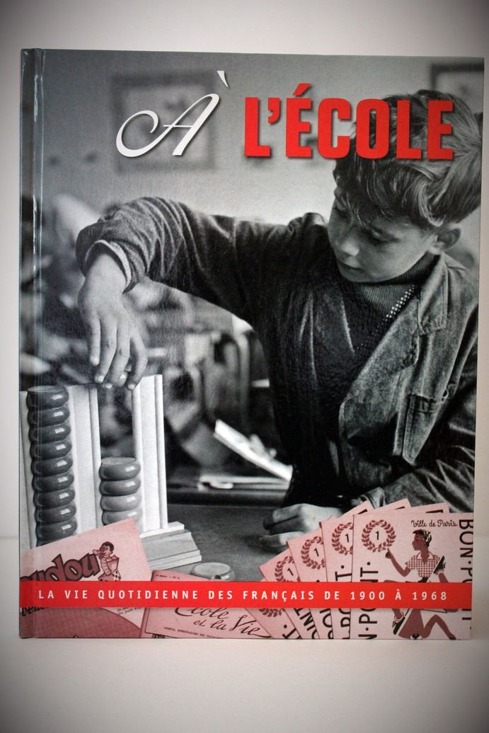A l'ECOLE Vie quotidienne des français_1900 à 1960_Ecolier_ENSEIGNEMENT 9782815202312