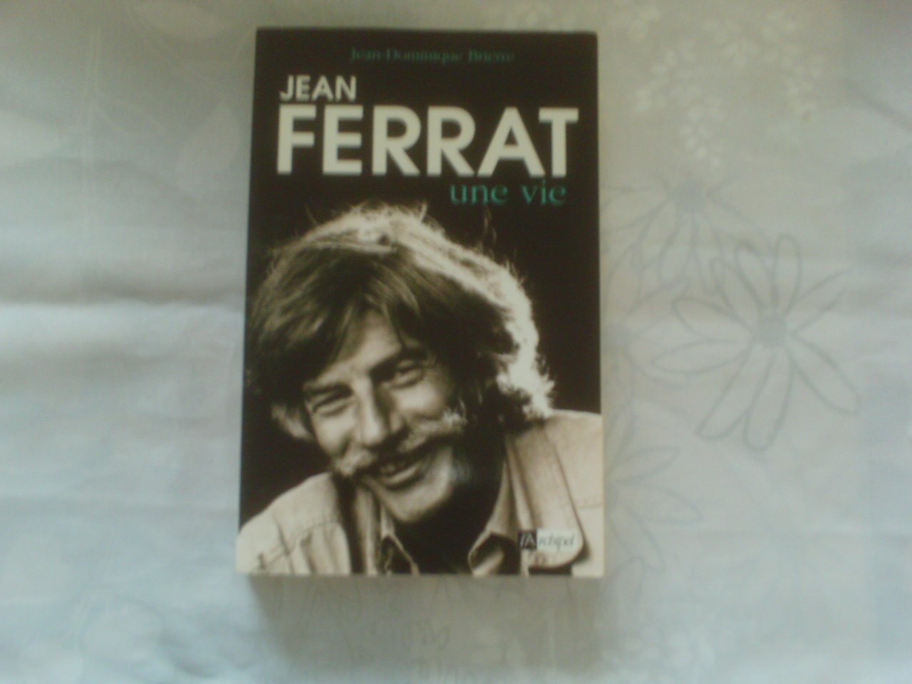 Jean Ferrat une vie 9782809803594