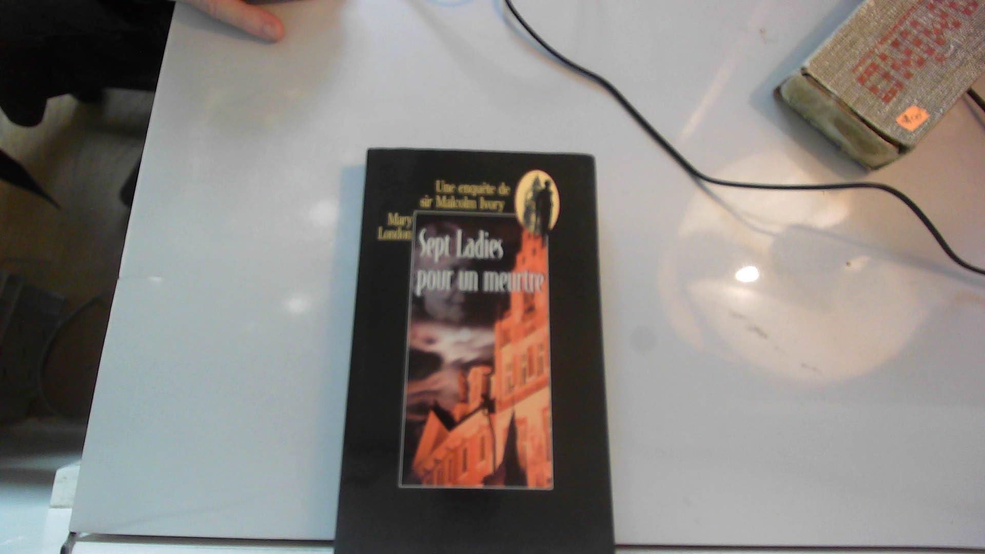 Sept ladies pour un meurtre (Une enquête de sir Malcolm Ivory) 9782702879689