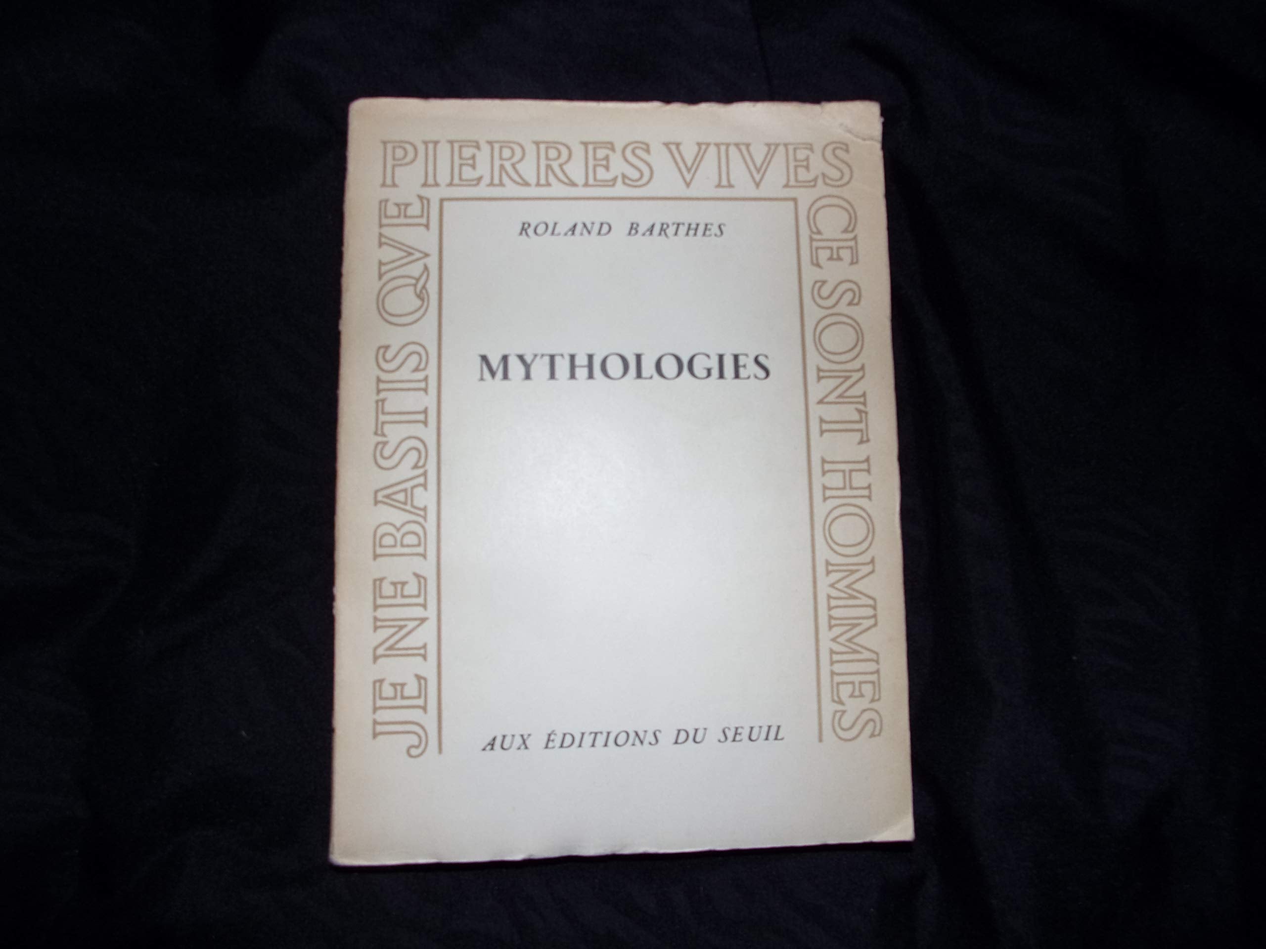 Mythologies. Editions du Seuil. Collection " Pierres Vives ". 1957. Broché. 270 pages. Edition originale sur papier d'édition. ( ) 