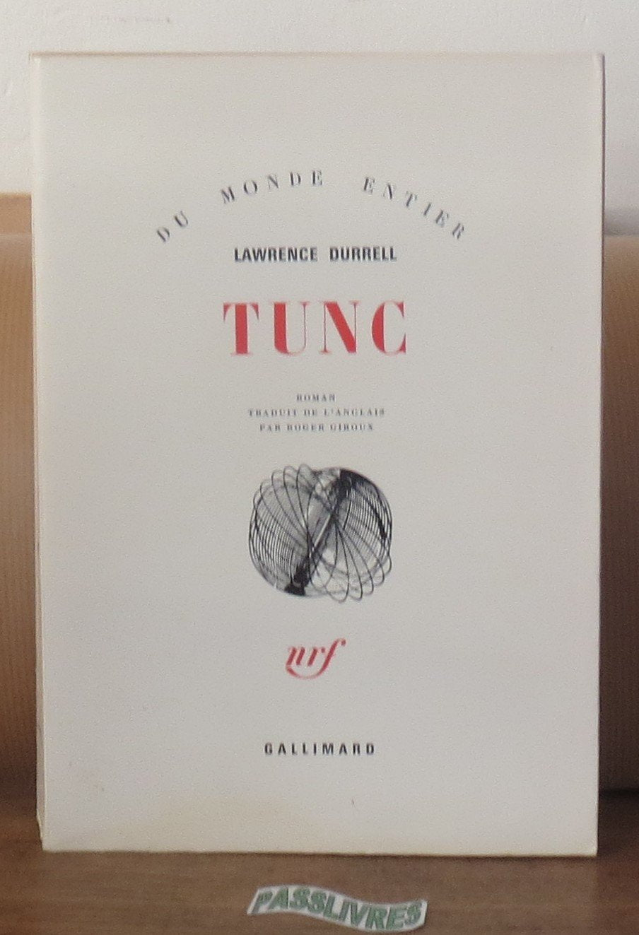 Tunc. Traduction de Roger Giroux. Gallimard. Collection " Du Monde Entier ". 1969. Broché. 375 pages. Couverture légèrement salie. (Littérature anglaise. ) 