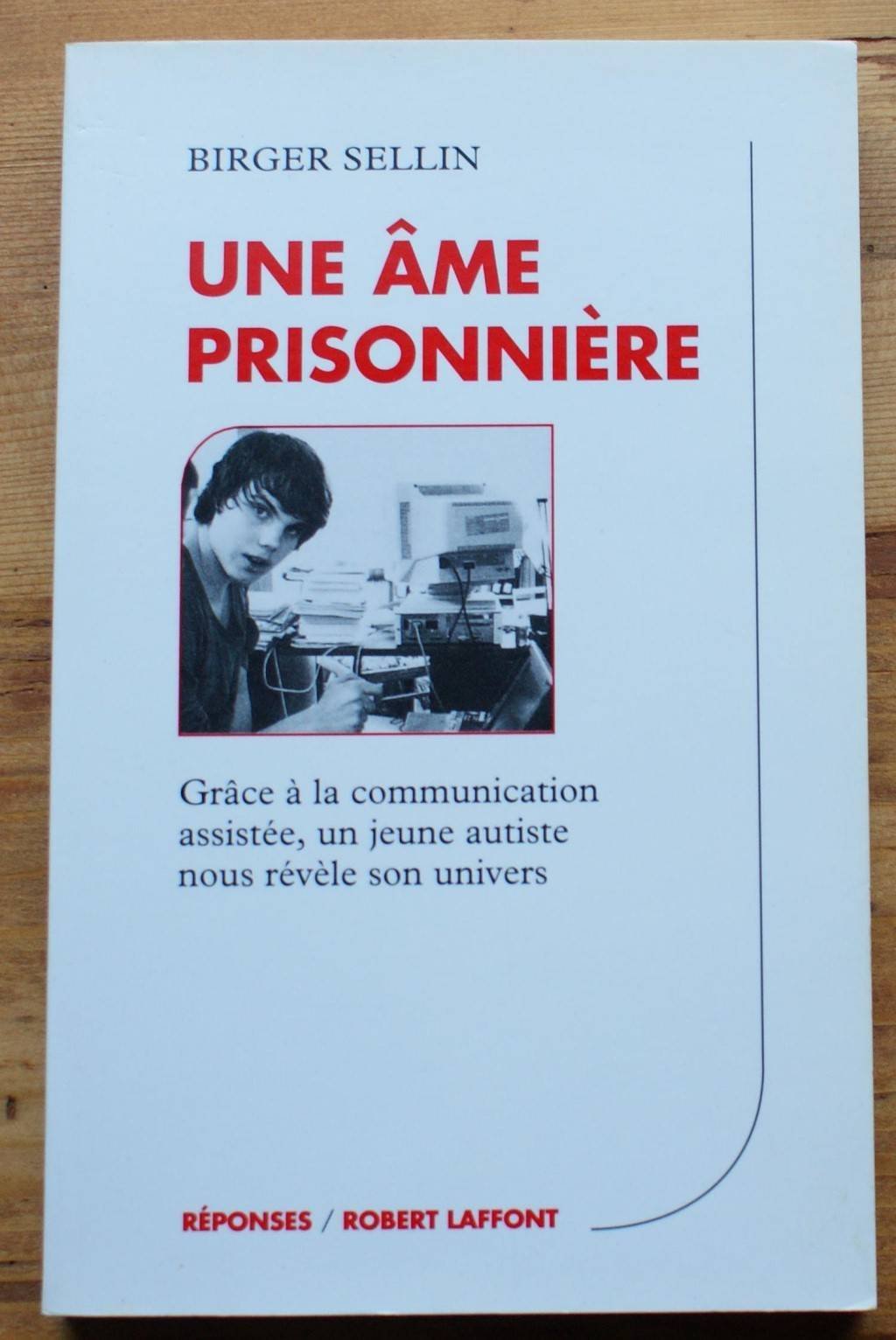Une âme prisonnière : Grace a la communication assistee, un jeune autiste nous revele son univers 9782221077627