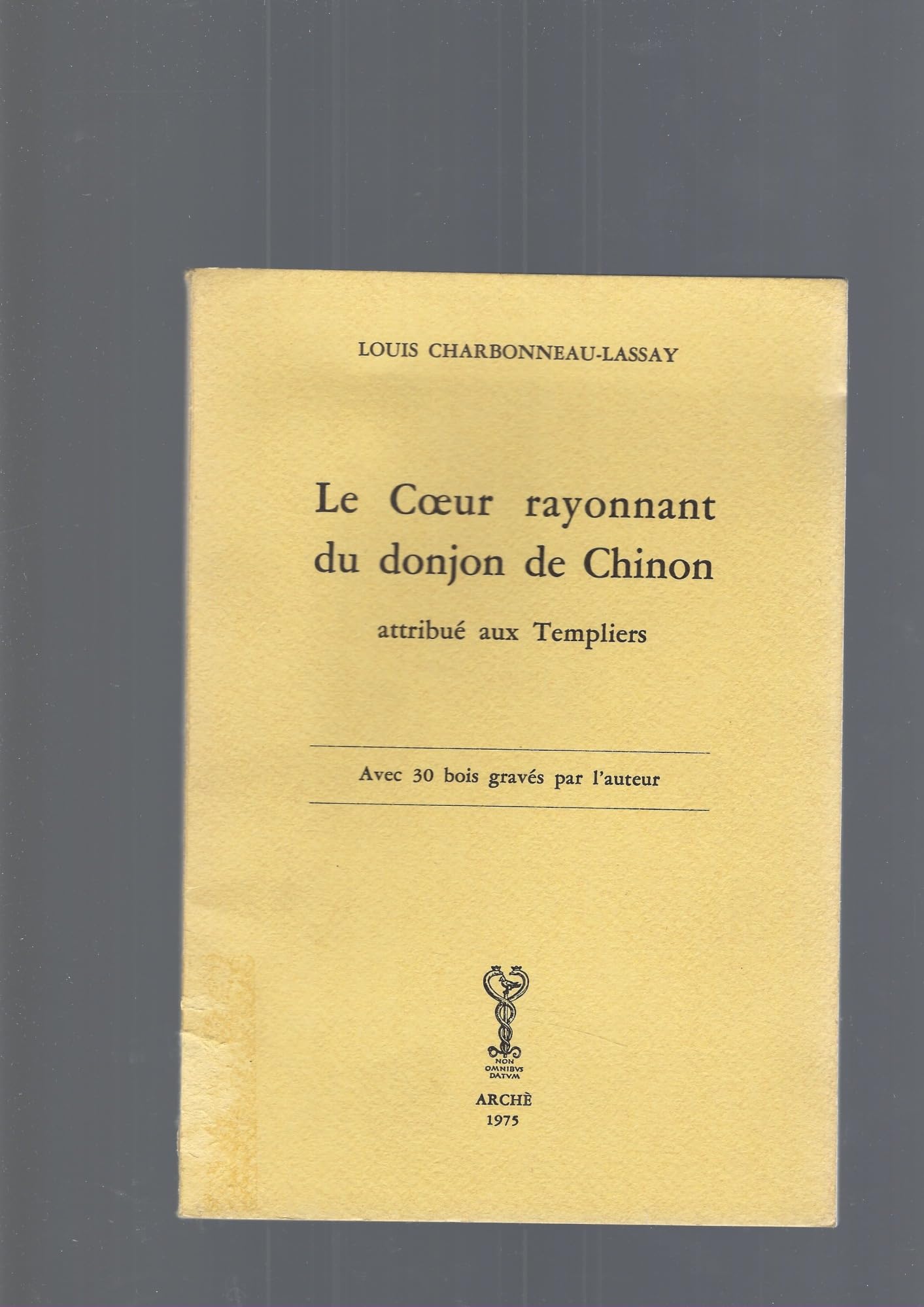 L. Charbonneau-Lassay. Le Coeur rayonnant du donjon de Chinon attribué aux Templiers, avec trente bols originaux gravés au canif par l'auteur 