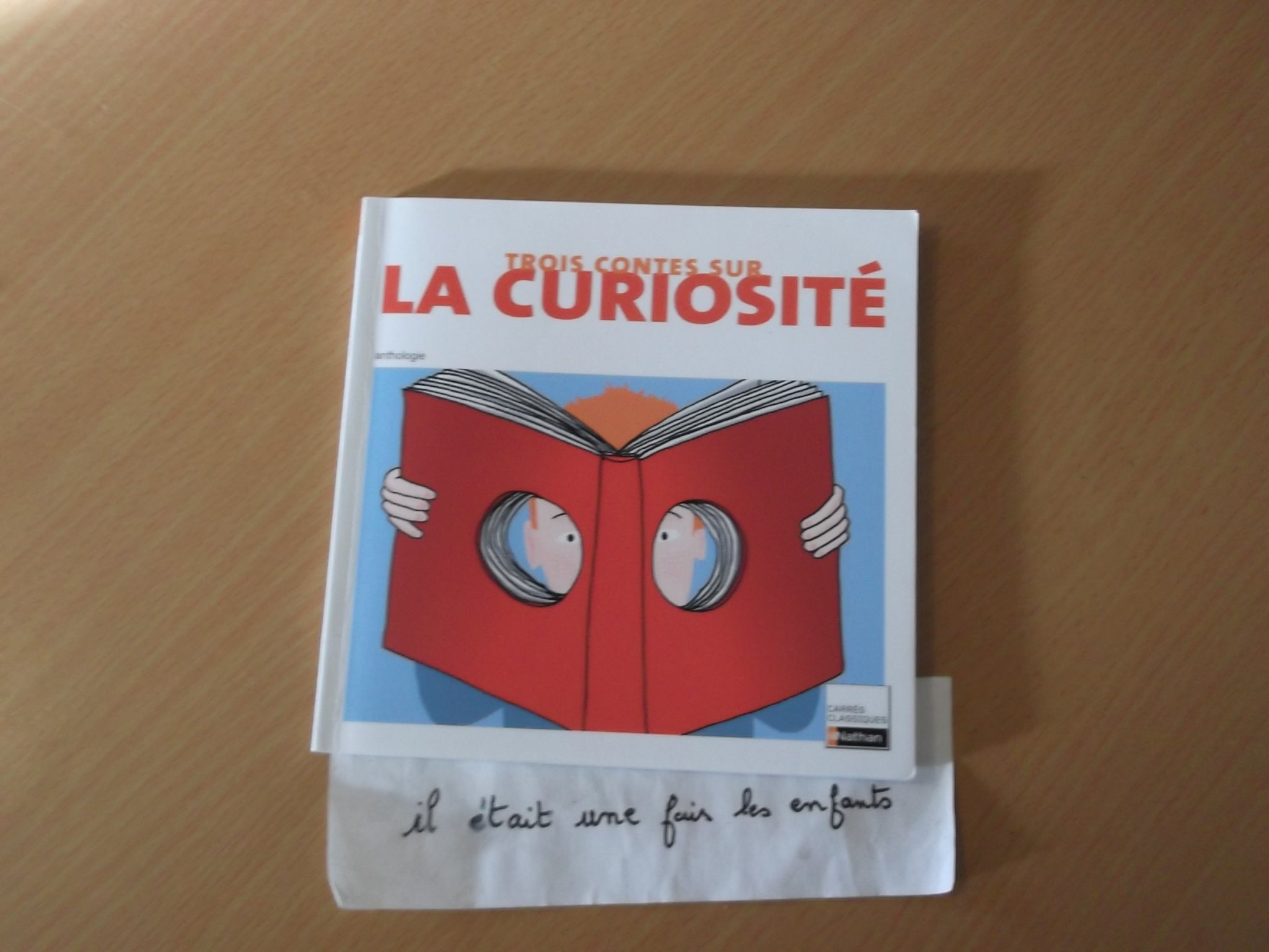 TROIS CONTES SUR CURIOSITE N22 9782091872124