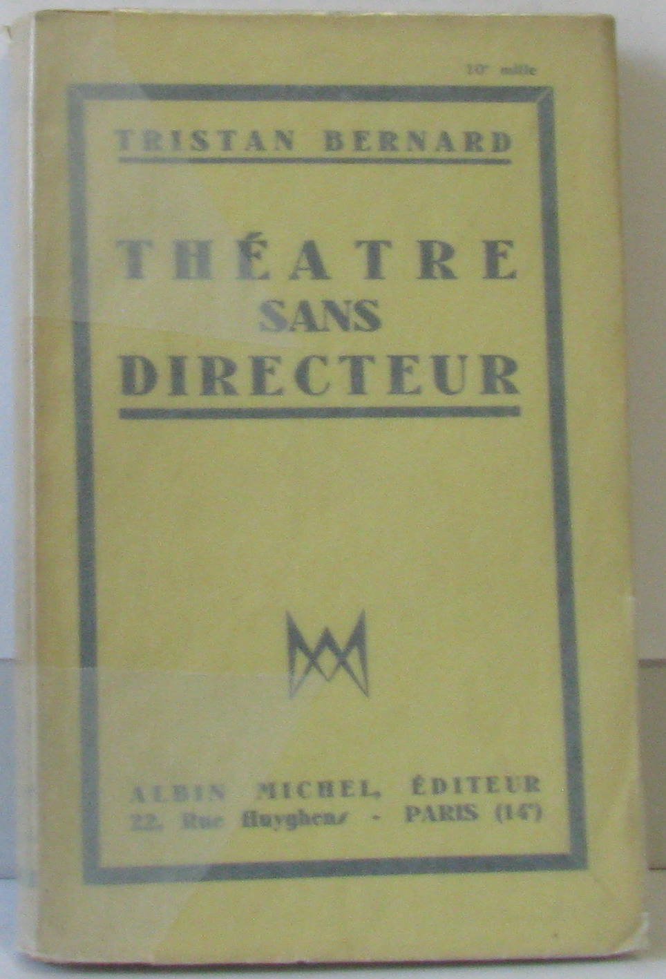 Théâtre sans directeur. (L'école du piston - Un mystère sans importance - Un dramaturge en plein labeur - Le prétendant …). 1930. Broché. 249 pages. Rousseurs à la couverture. (Théâtre, Littérature) 