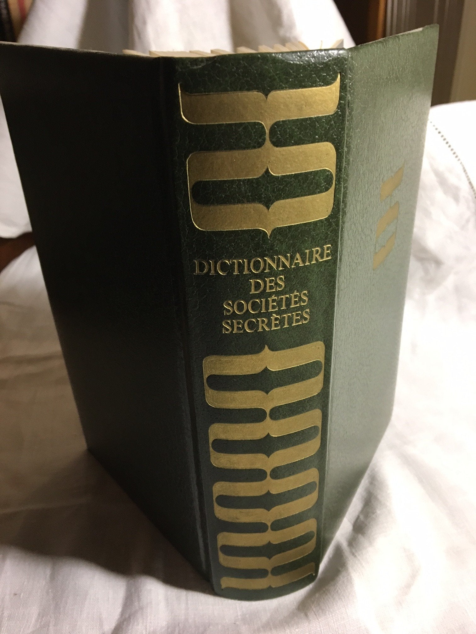 Dictionnaire des sociétés secrètes en Occident - Préface de Louis Pauwels - Sous la direction de Pierre Mariel - Collection "Histoire des personnages mystérieux et des sociétés secrètes" 