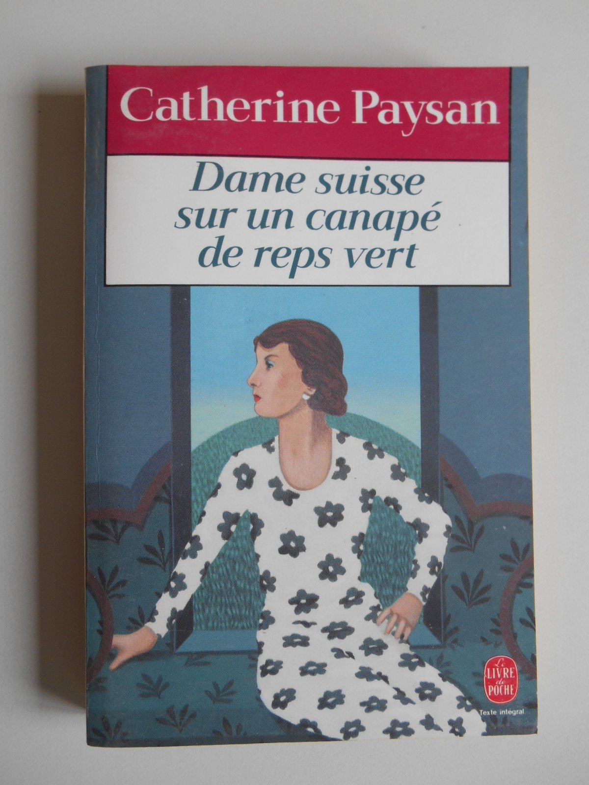 Dame suisse sur un canapé de reps vert 9782253052593