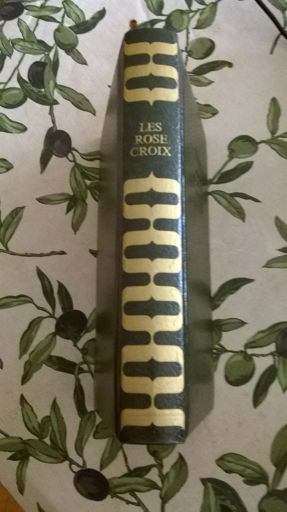 Les rose+croix ou le complot des sages. ed cal. paris 1971 rel. skivertex vert, 12 X 21, 5 de 288 pages. 