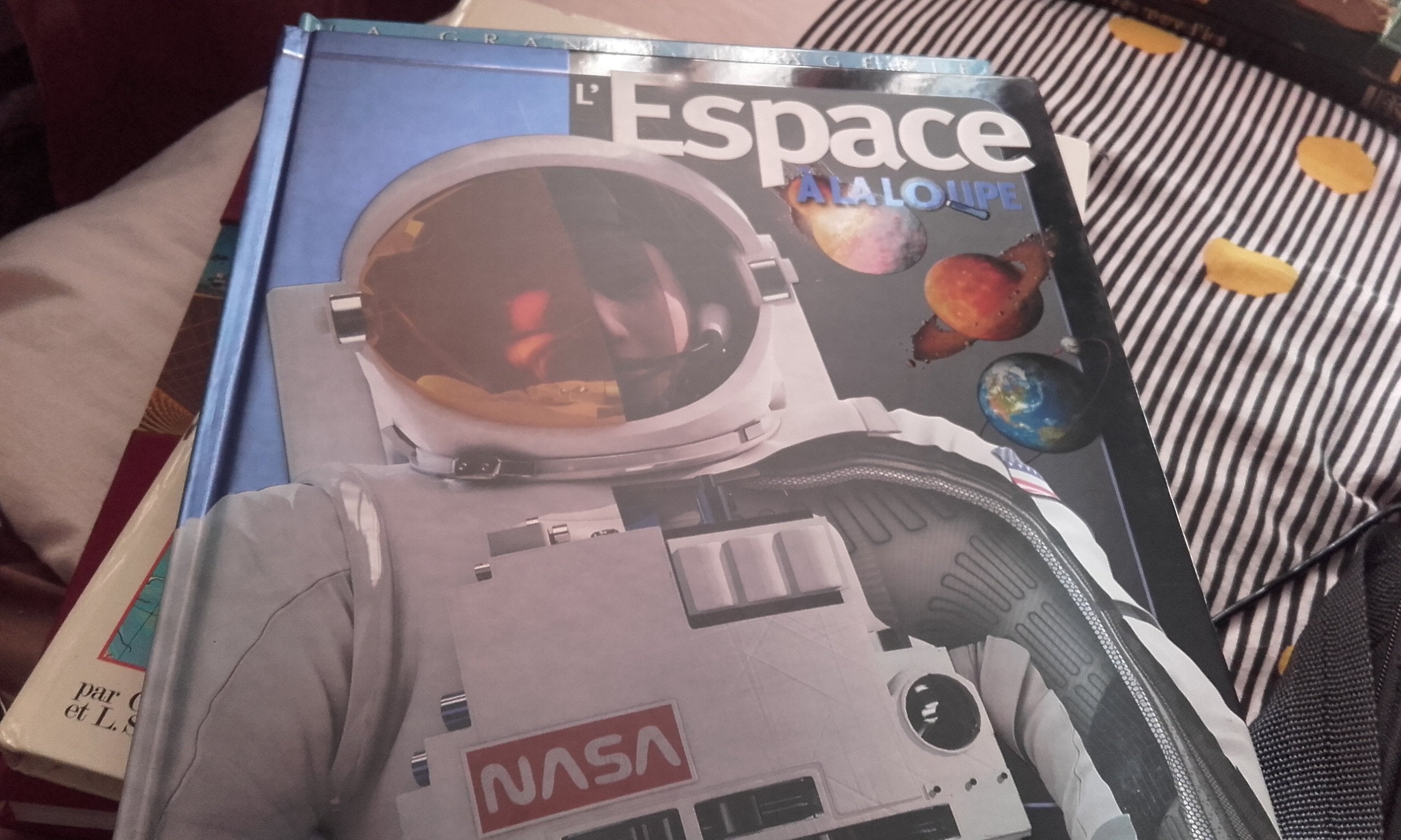L'ESPACE A LA LOUPE 9782298014518