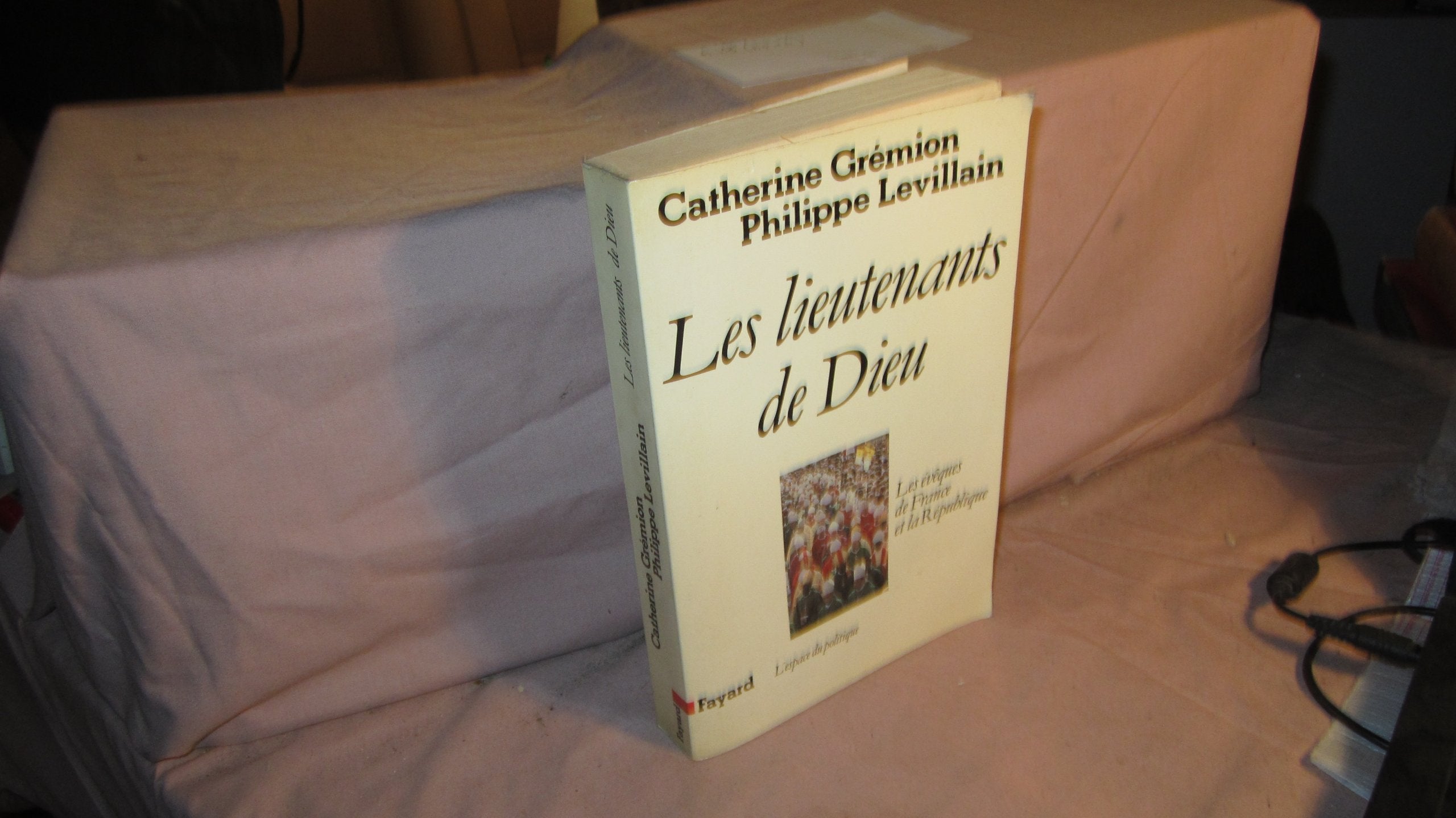 Les Lieutenants de Dieu: Les évêques de France et la République 9782213015309