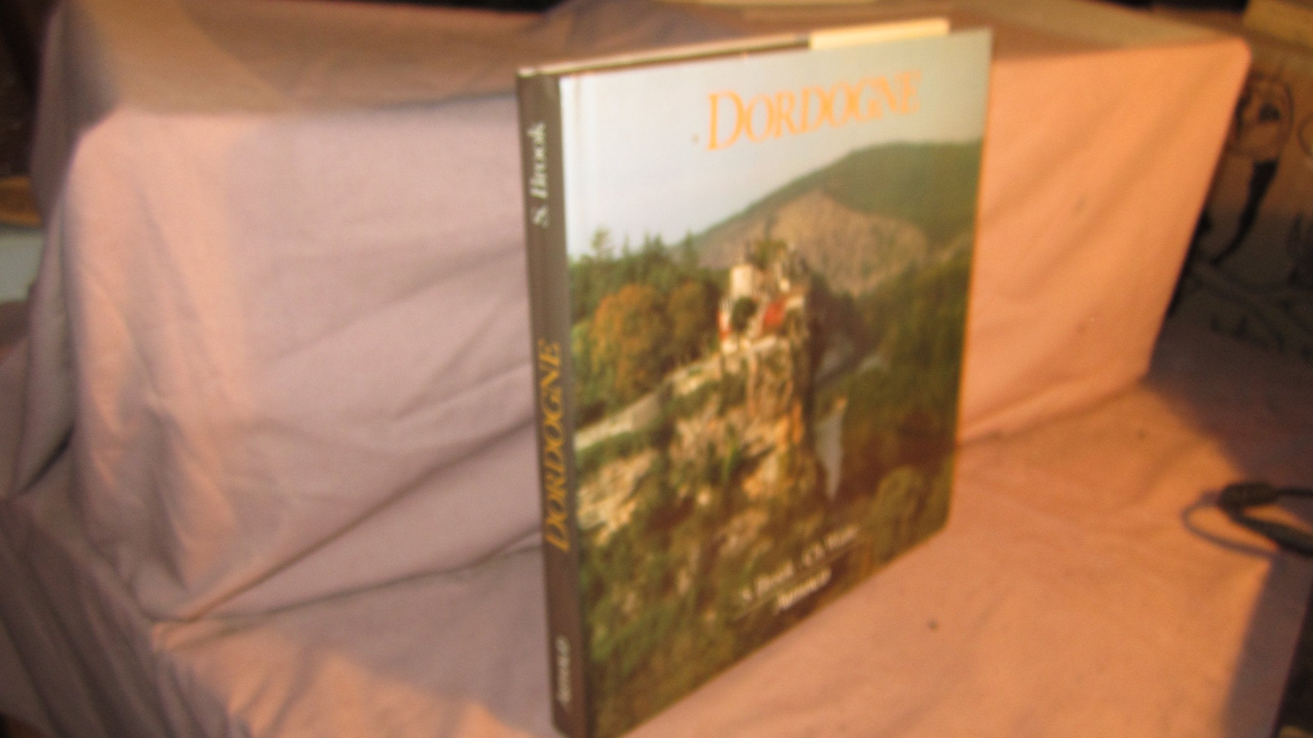 Dordogne: - PHOTOGRAPHIES - TRADUIT DE L'ANGLAIS 9782700306811