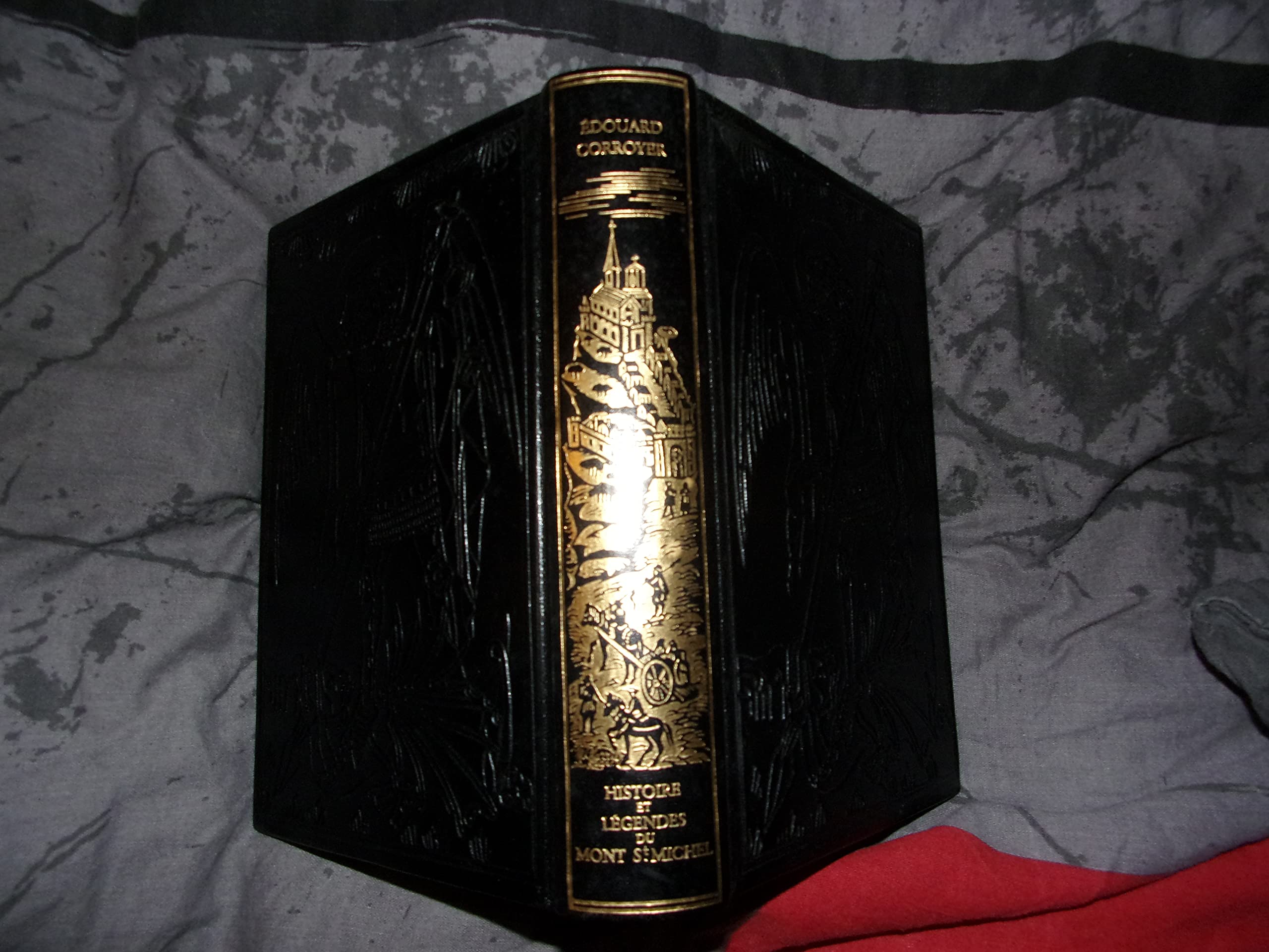 Histoire et légendes du Mont Saint-Michel. Description de l'Abbaye et de ses abords. 1982. Reliure cuir de l'éditeur. 434 pages. (Mont Saint-Michel, Normandie) 