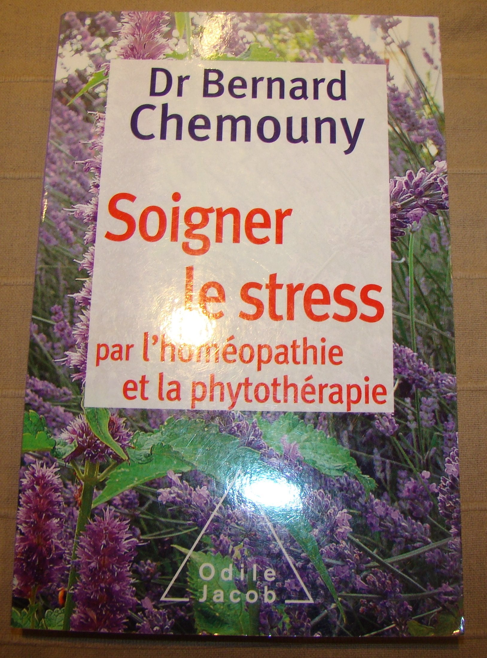 Soigner le stress par l'homéopathie et la phytothérapie 9782738128508