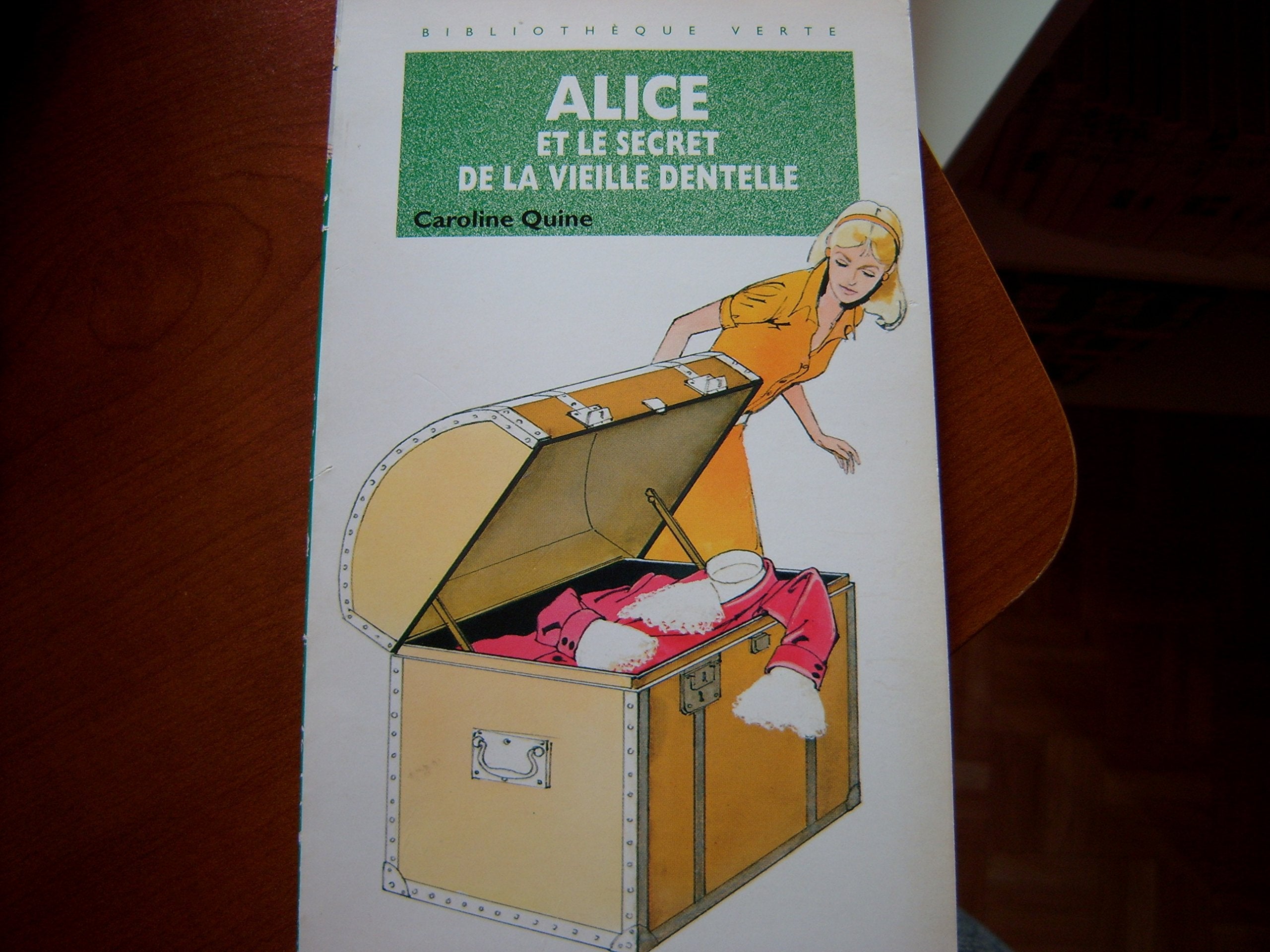 Alice et le secret de la vieille dentelle 9782010137044