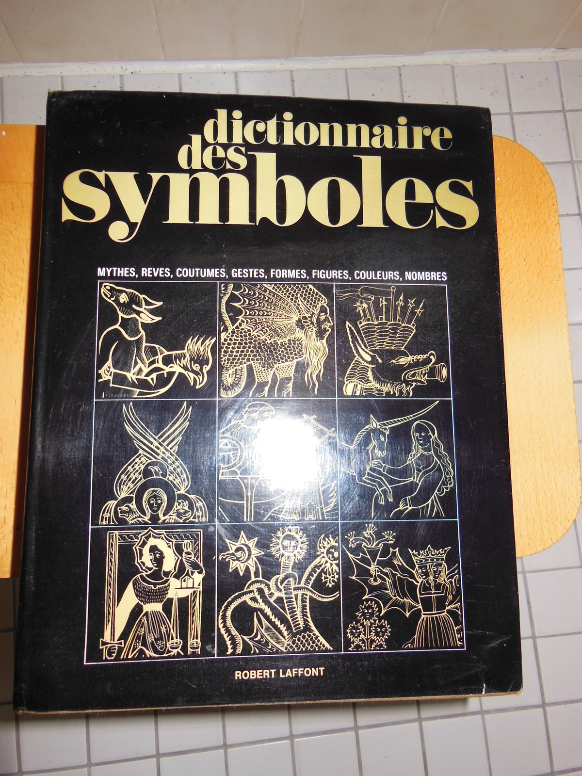 Dictionnaire des symboles : mythes, rêves, coutumes, gestes, formes, figures, couleurs, nombres 9782221010532