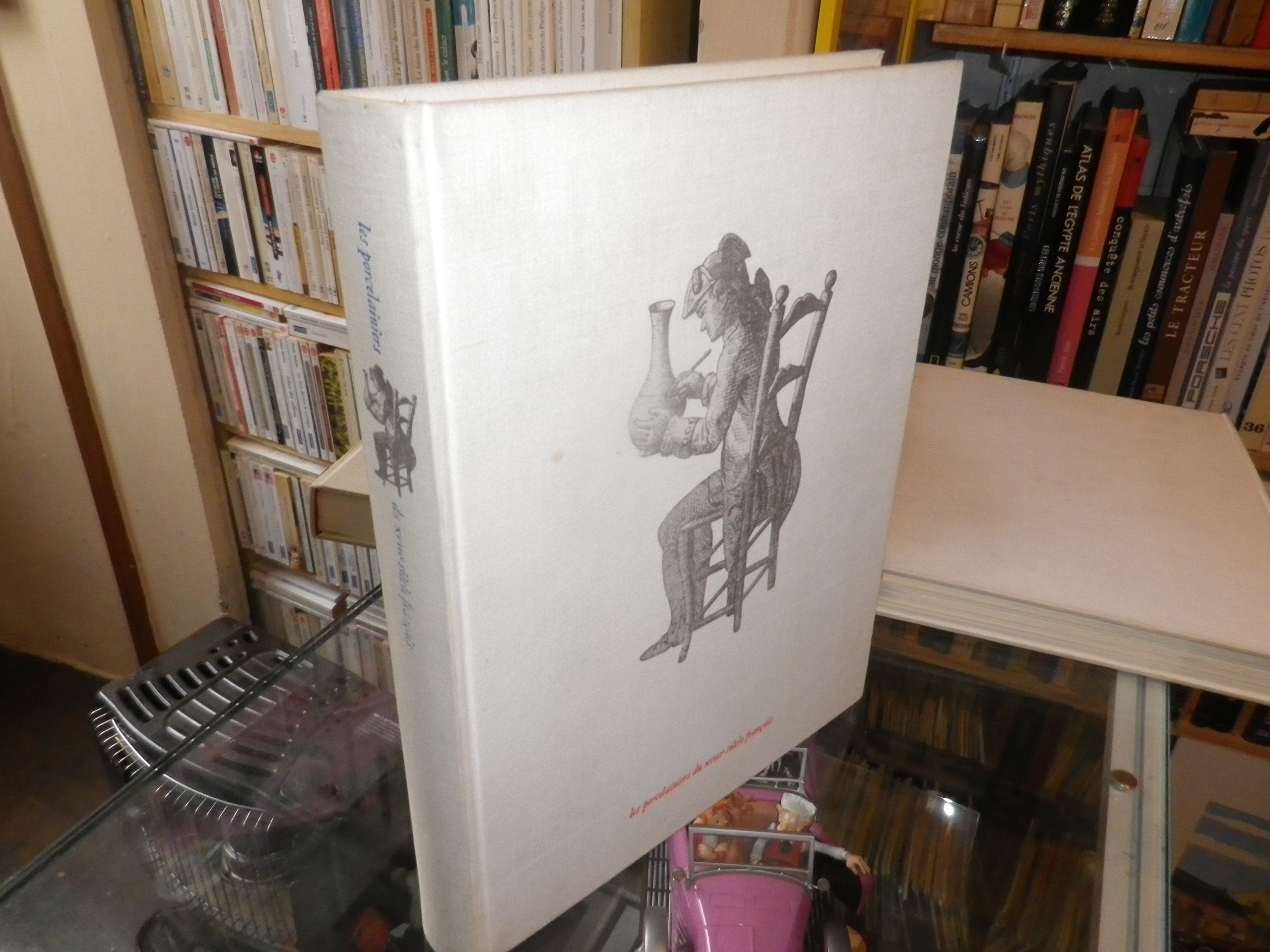 Les porcelainiers du 18 éme siécle français col. grands artisans d'autrefois connaissance des arts Hachette 1964. 32 25 cms. les plus belles piéces ... d'estampilles des plus célébres manufactures 