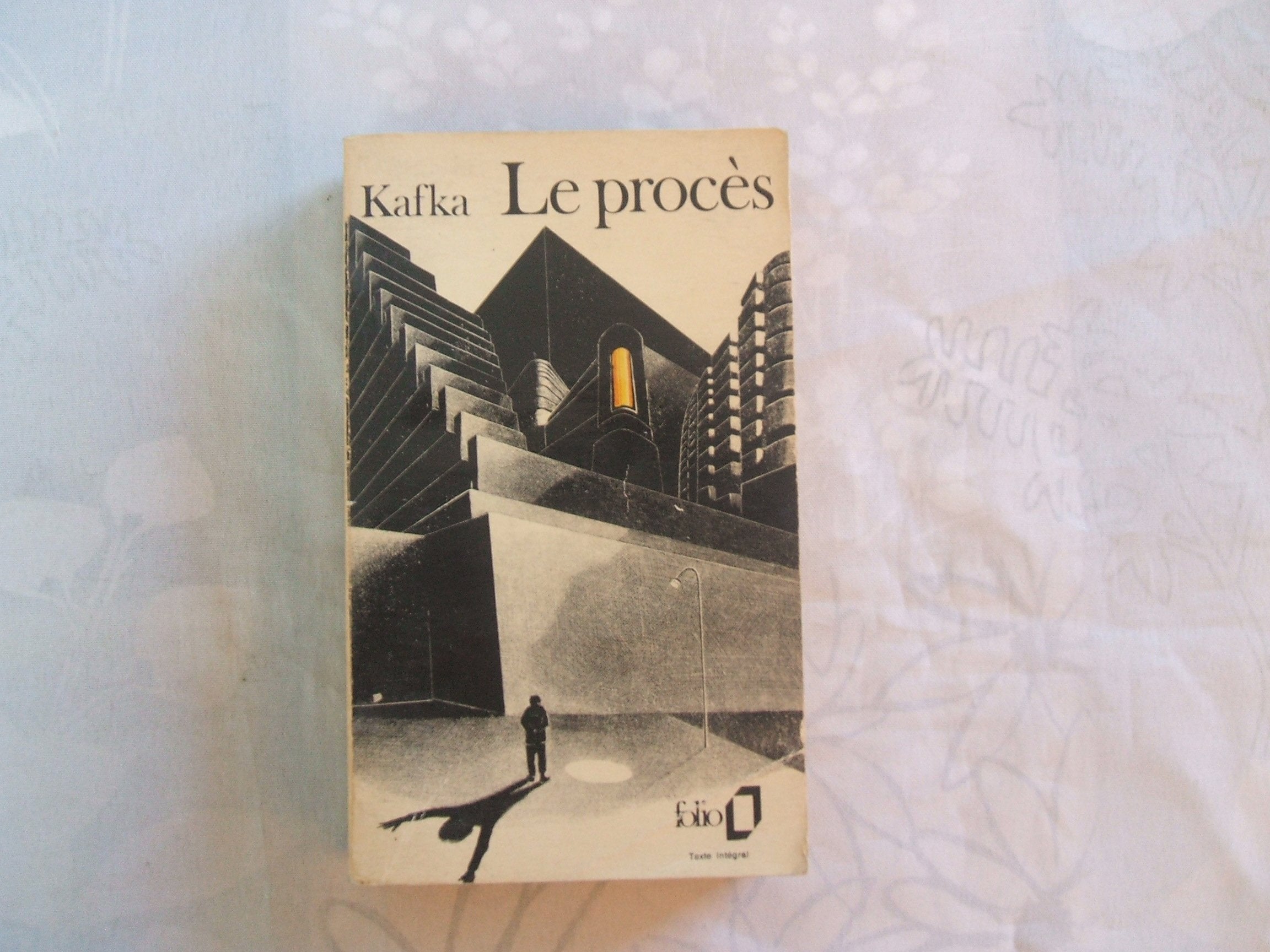FRANZ KAFKA//LE PROCES//TRADUIT DE L'ALLEMAND AVEC UNE INTRODUCTION D'ALEXANDRE VIALATTE PREFACE DE BERNARD GROETHUYSEN//GALLIMARD//N°101//1972 